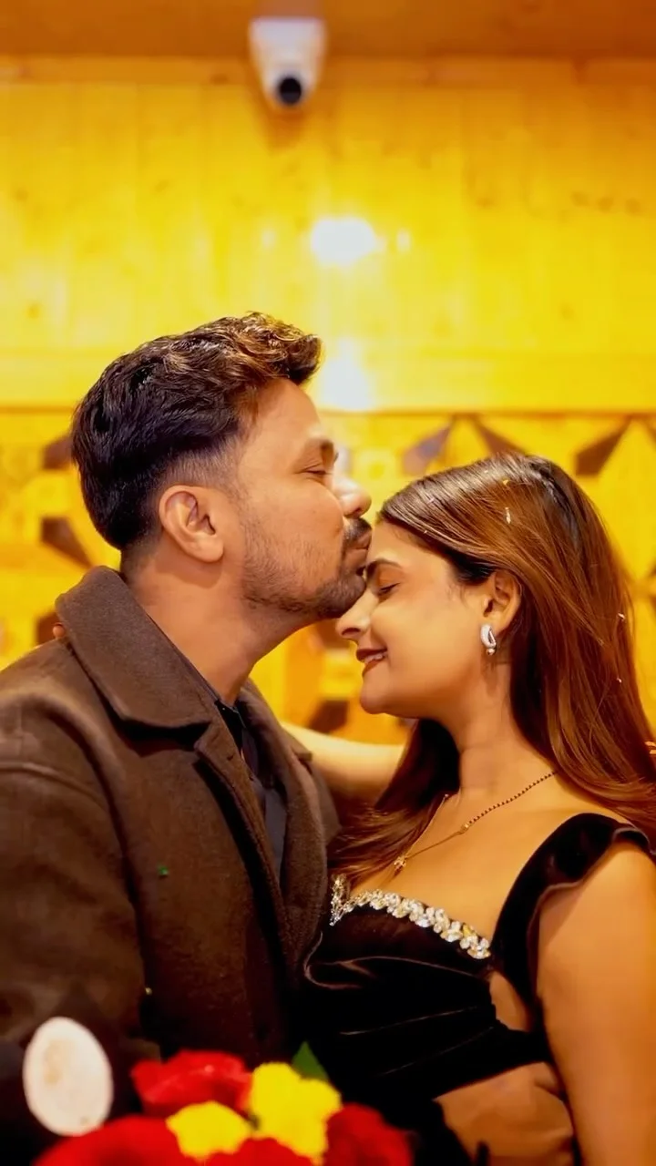 Hey this our 1st anniversary @oye_indori ❤️ 

#rosha #anniversary #explore #marriage #happymarriedlife