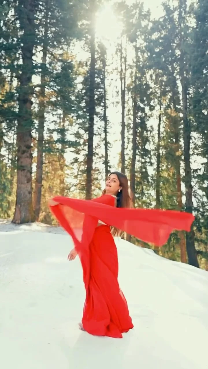 Kashmir is incomplete without saree 

#kashmir #gulmarg #saree