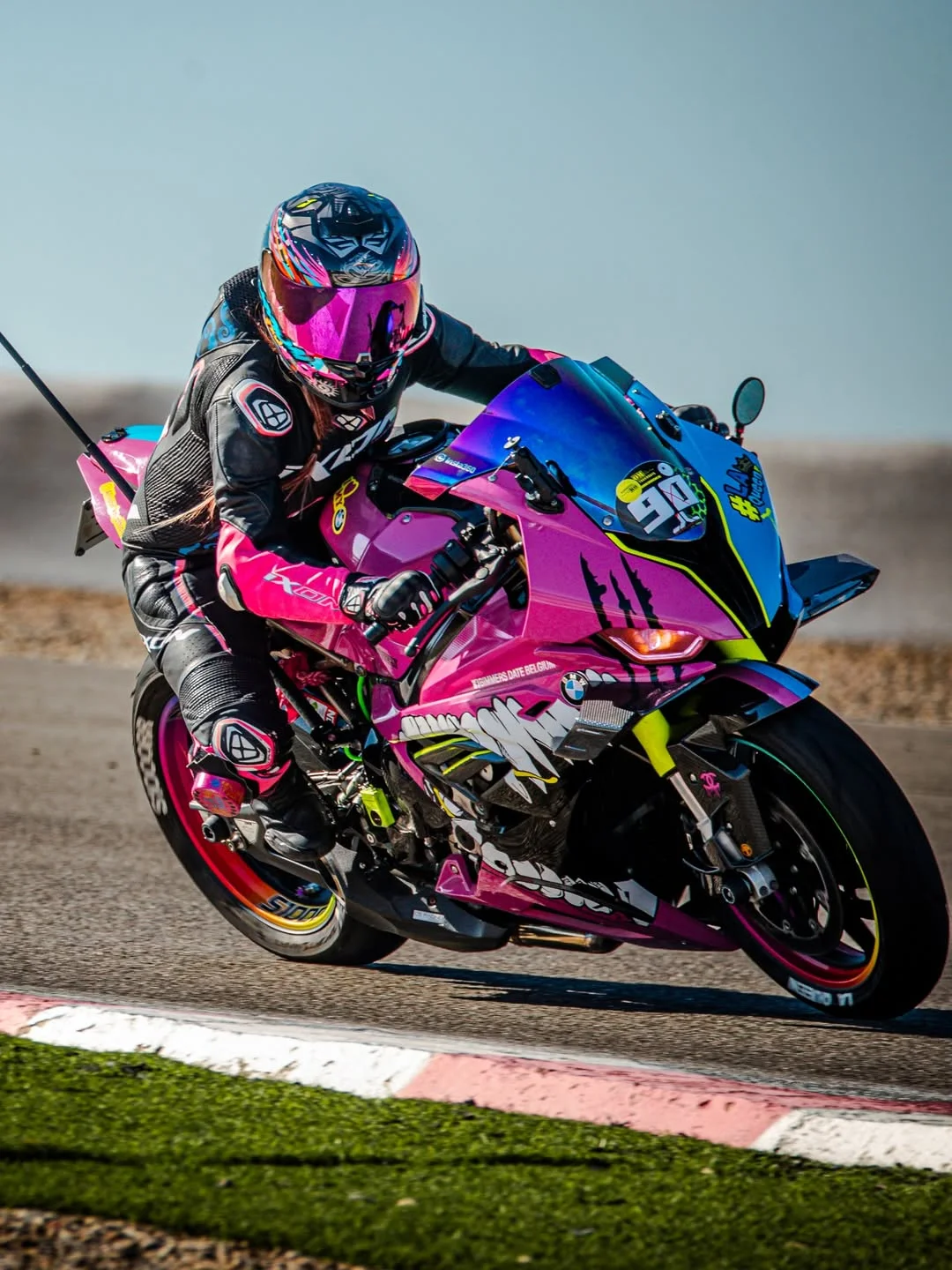 Aujourd’hui, retour à l’essentiel.✨ Travail, précision, régularité. Sur circuit avec la BMW S1000RR, équipée pour performer dans les meilleures conditions. Confiance totale dans mon équipement : • Combinaison IXON Vorte...