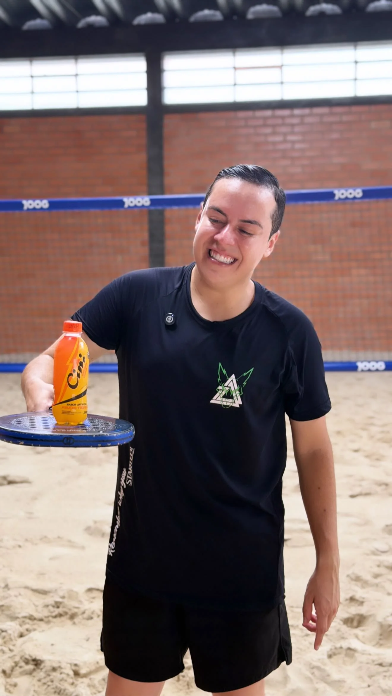 Aproveitei esse dia bonito de sol e calor pra jogar Beach Tennis, e já gravei um vloguezinho pra vocês, porque sei que gostam! E em cada momento, tem que ter @cinibebidas, ainda mais que tem variedades de produtos. #Vlo...