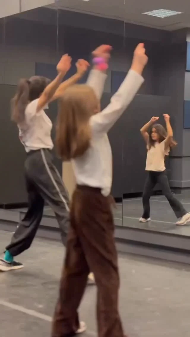 Gymy Kids x Ali Sunal Tiyatro Kulübü Dans Atölyesi hazırlıkları tüm enerjisiyle devam ediyor. Sahnede olmak için sabırsızlanan, heyecandan yerinde duramayan çocuklar Az kaldı! #gymykidsxalisunaltiyatrokulübü