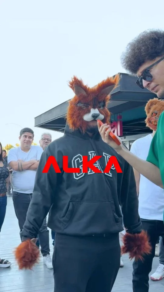 Mientras el mundo se destruye, los motores me salvan.