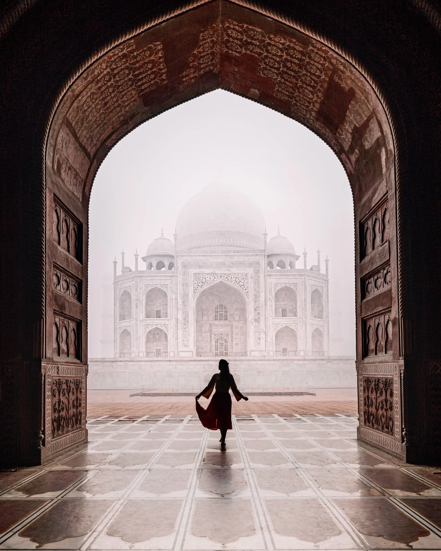 TAJ MAHAL: tips to visit + how to get the best shots 1️⃣ Go at sunrise Fewer crowds (but still expect a lot of people), softer light, and that dreamy glow on the marble. Totally worth the early wake-up. 2️⃣ Move fast fo...