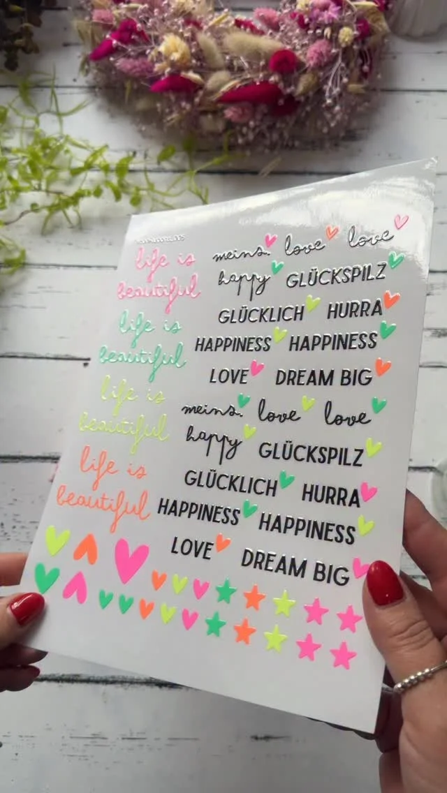 Sie sind da Die ersten Rub-Ons mit Neonfarben Lieeeeben wir ❤️❤️❤️ Das sieht so toll aus auf Tassen, Flaschen, Schalen, Notizbüchern und natürlich auf den geliebten Schraubgläsern ! So kann man ganz einfach aus fast jed...