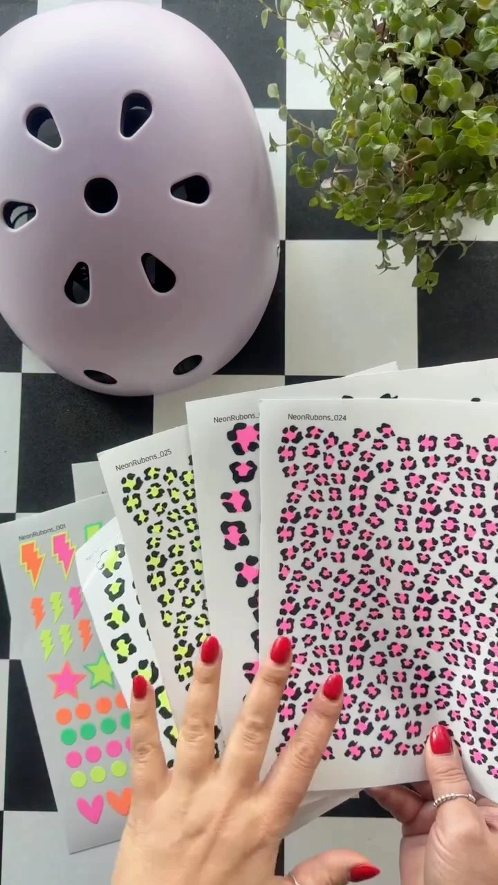 Neon und Leo Hallo !? Unsere ersten Rub-Ons in Neon und da durfte Leo natürlich nicht fehlen. In 2 Größen und 4 Farben Wir liiiieben sie ❤️❤️❤️ Auf Tassen, Flaschen, Schalen, Notizbüchern, ollen Schraubgläsern und Fahrr...