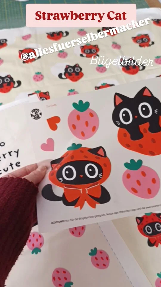 Das die Strawberry Cat Serie heute bei @allesfuerselbermacher online gegangen ist, freut mich riesig ❤️❤️ Bügelbilder, eine Buchtasche, und Jersey - alles ist dabei! In der Buchtasche bin ich besonders verliebt Welches...