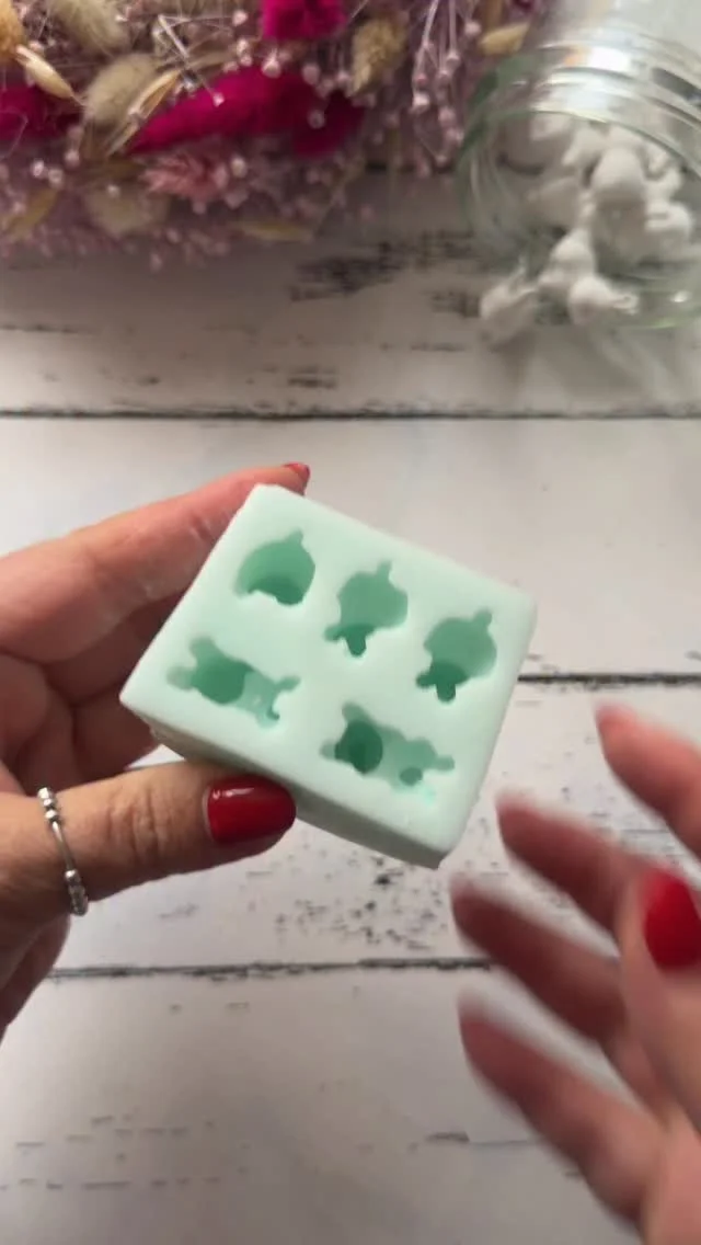 Edit Boahhhh wie krass ! Sie sind schon wieder fast ausverkauft Nächste Woche kommt die nächste Lieferung ❤️❤️❤️ Uhhhhh da sind sie wieder ❤️❤️❤️ Gleich 5 Minihasen in einer Form ❤️ Und die kann man so herrlich entspann...