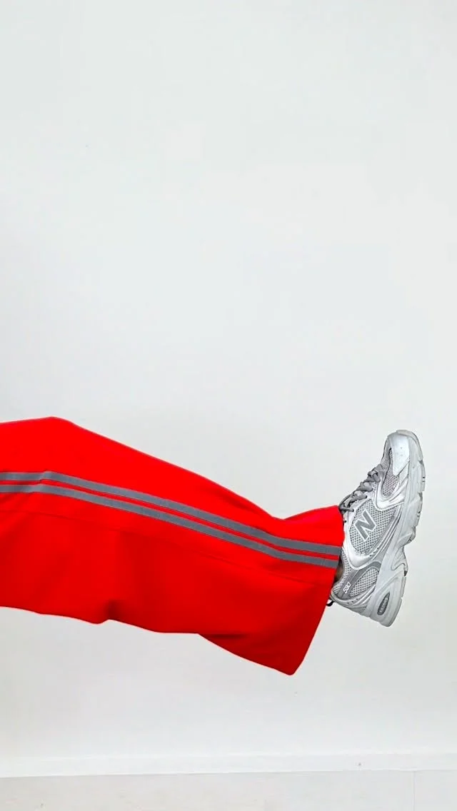 . NEW IN...❤️ Hose in ROT . Aus einem wunderbaren Scuba von @allesfuerselbermacher ist eine Hose Arya (@fibremood 36) mit Streifen entstanden. Den Scuba gibts in ganz tollen Farben bei @allesfuerselbermacher im Shop. Ge...