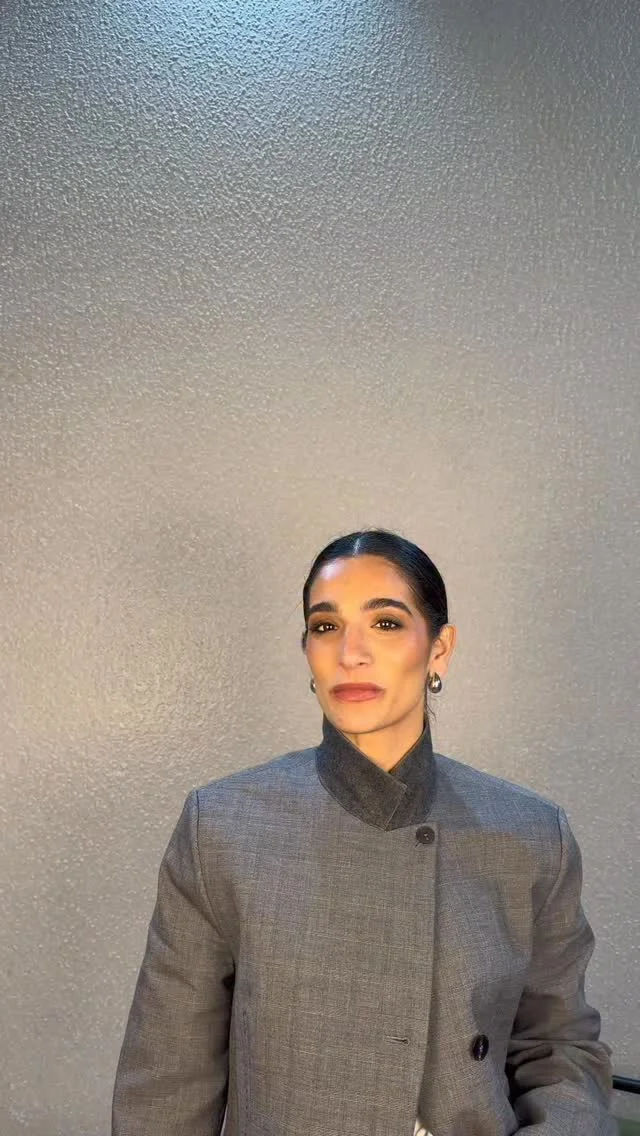 ESTOY DE VUELTA ️ Después de un par de años, me subo en unos tacones, me envuelvo en volantes y salgo a desfilar. Nada me puedo hacer más ilusión y sobre todo si es de tu mano @rb_raquelbollo