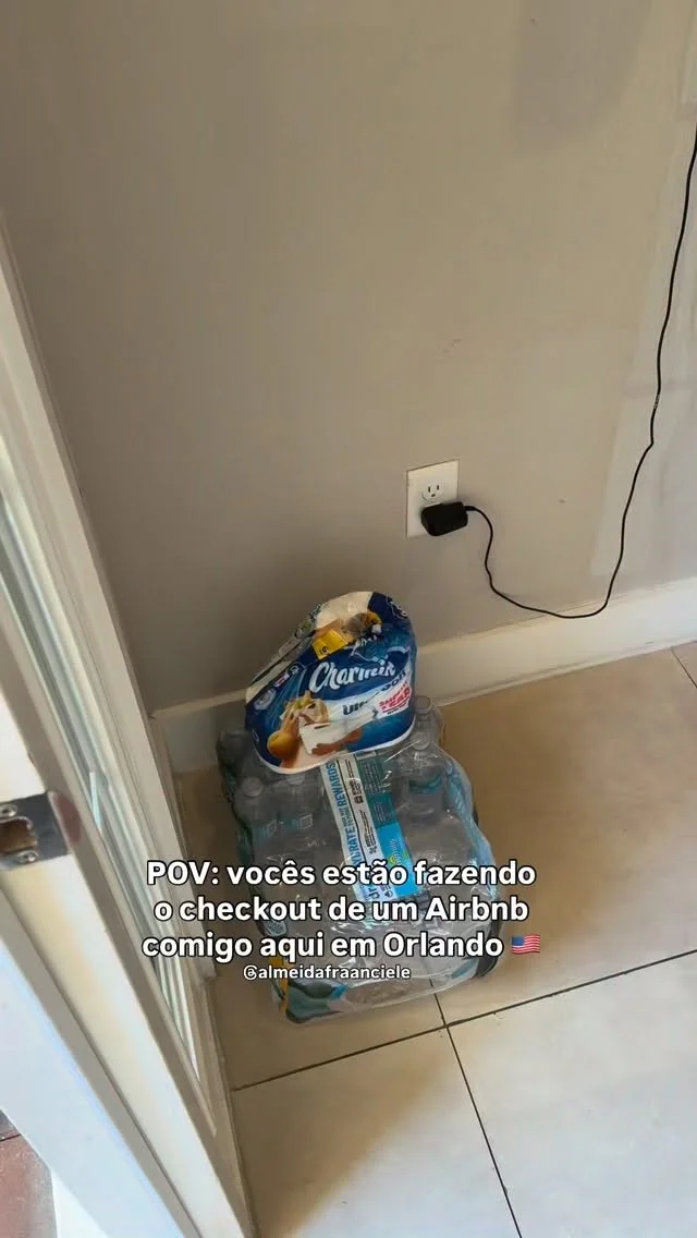 Opinião sincera tá? Aqui não julgamos, só comentamos HAHHAHAHAHAHAHAHA Quando vocês alugam um Airbnb ou hotel, vocês acham que deixar o lixo de vocês dentro da casa está “incluso” na taxa de limpeza? #vidanoseua #morand...