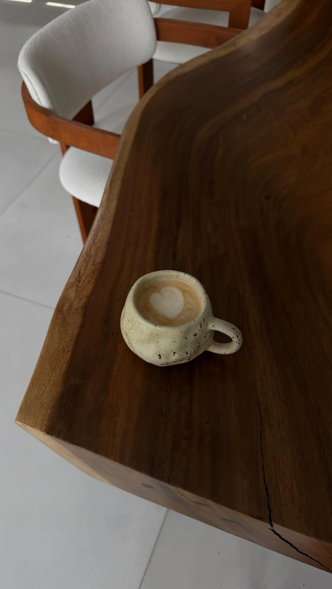 gym morning routine with me ☁️ tenue @aybl code ALAIA | je porte le jogging en L et la brassière adapt en S séance haut du corps ensemble qui vient de mon app @elevateapp.fr comme toujours et guess what, on change bient...