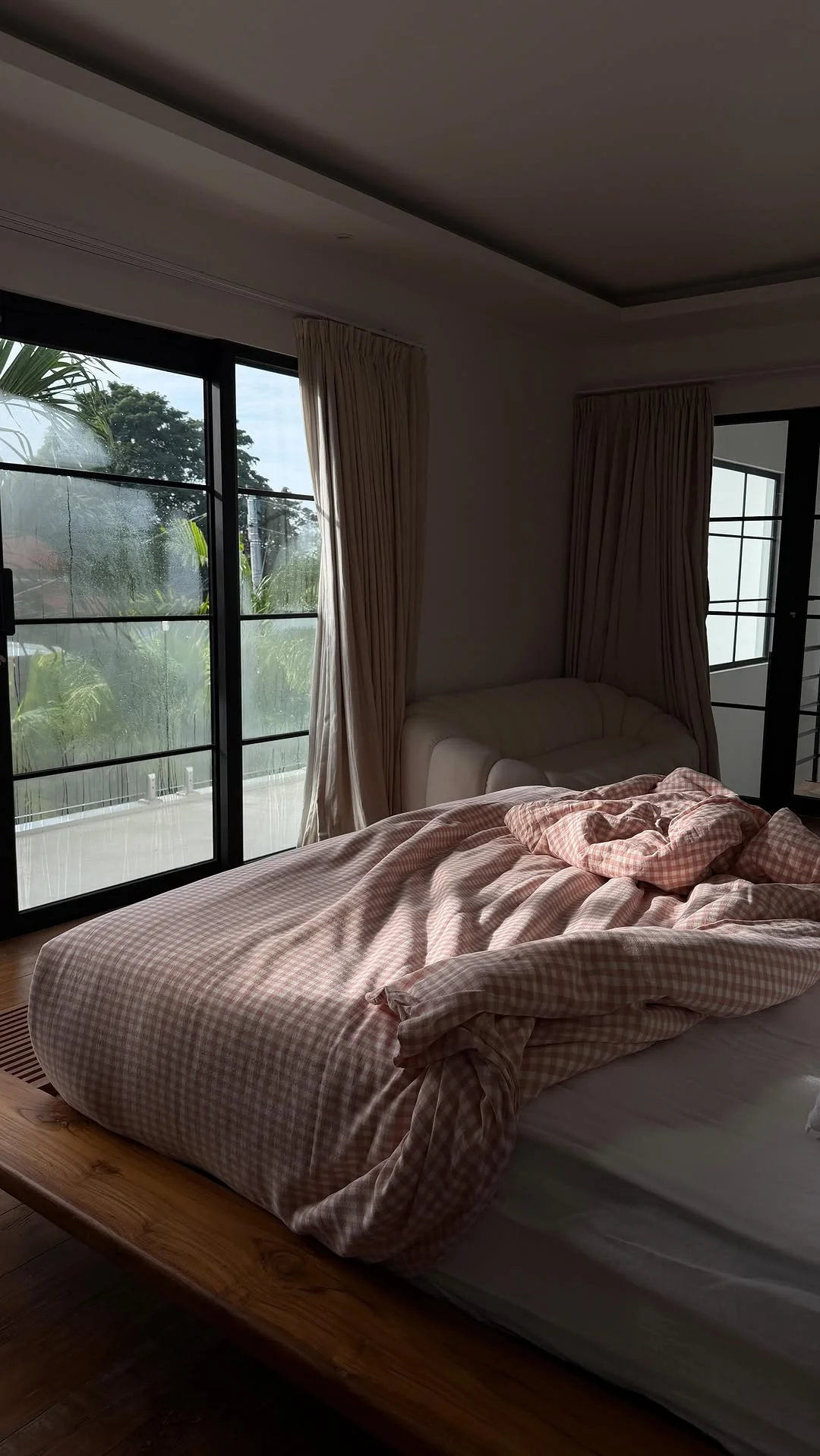 post travel with me ☁️✨ si contente d’être de retour dans ma maison à bali tellement que j’ai voulu être une organised queen à peine arrivée et ça on aime je suis ici pour un tournage mais je vais aussi pouvoir profiter...