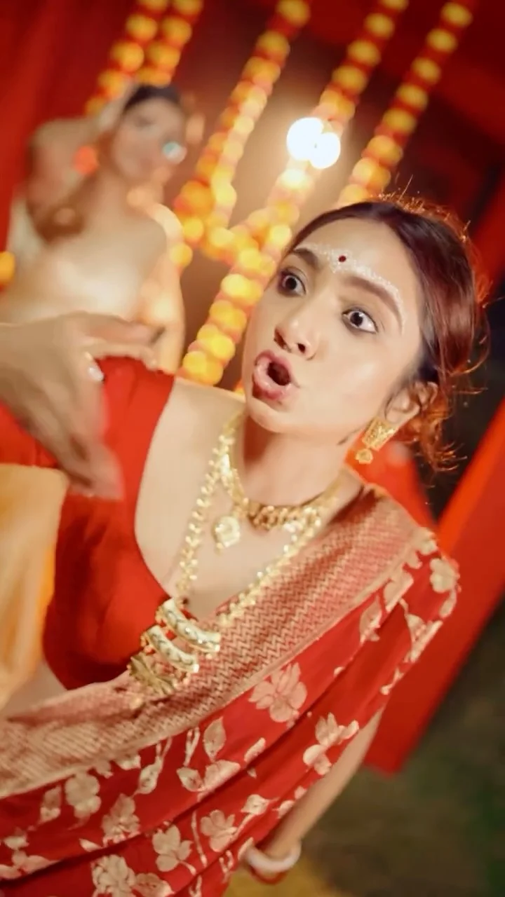 Gen-Z Sasuri k help korte k elo?Half done bouma k normal k korbe? Creation @monojit_majumder_official Edits and Frames @shotbysaikat Actors @reel_ananya @alokananda_guha_official @letsbeconfused @iamprarona Makeup @with...