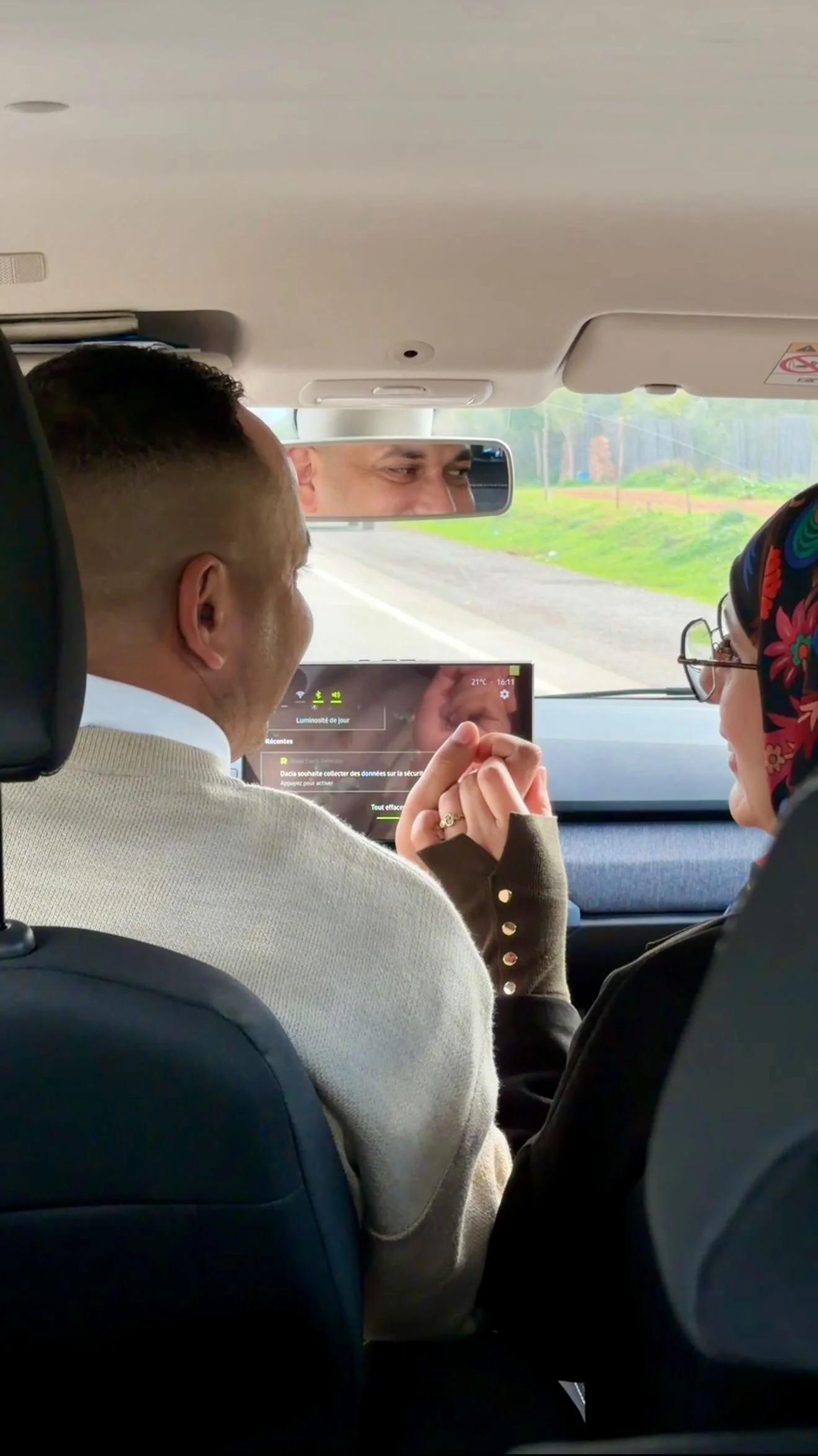 لا دراري لا صداع… غير خريجة الراس فالراس و الضحك ولكن قولوها ليا بصراحة…واش؟ Team couple time ولا Team family time ‍‍‍ ؟ بصراحة وبلا غش #reelsmorocco #coupletime #roadtripvibes #reellife #dayout