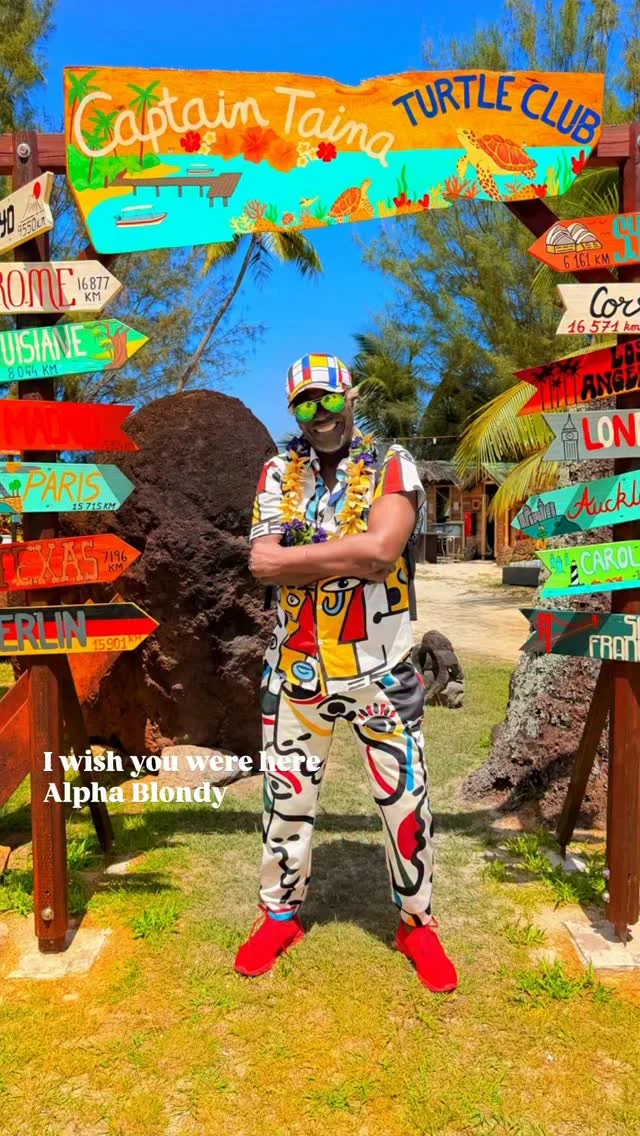 IA ORANA MOOREA!!! Accueil fleuri, coloré et dansant!!! ️ La thérapie par le Bleu et les sourires … MERCI - MAURUURU #alphablondy #Moorea #reggae #iwishyouwerehere @captaintaina @misspinkaely_ @le_prince_bleu_