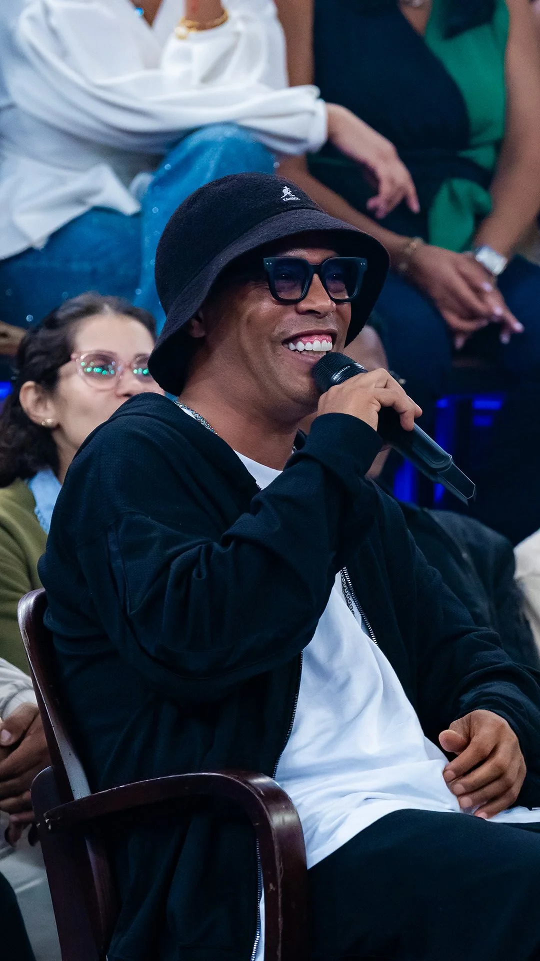 O homem inventou o conceito de “Rolê Aleatório” e agora vai oficializar! O @serginhogroisman entrou na resenha com o Bruxo no #AltasHoras: relembrou os clubes, a época de Copa e ainda deu o spoiler do novo programa do R...