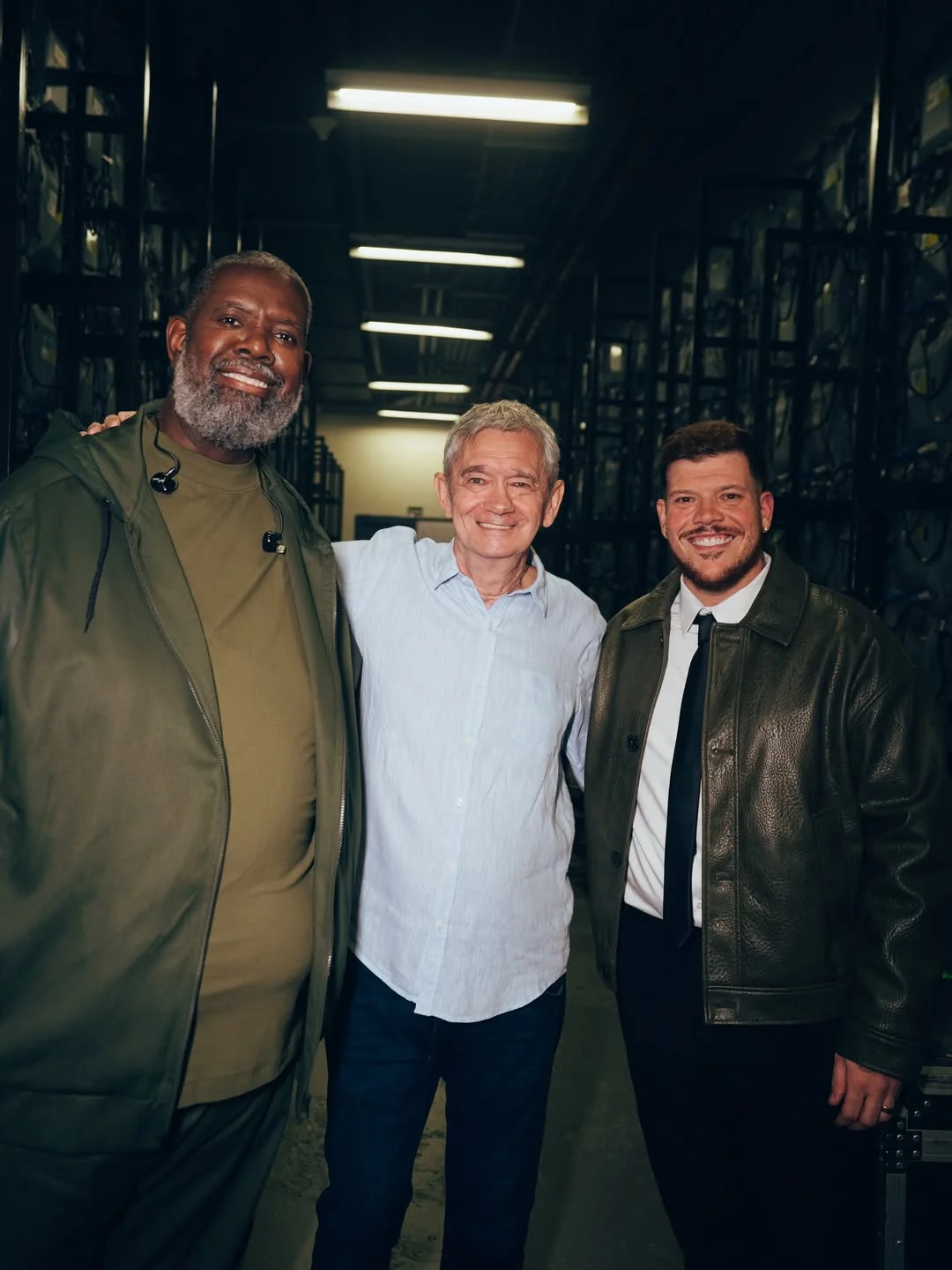 Hoje tem encontro marcado na @tvglobo no programa @altashoras, no comando do meu querido amigo @serginhogroisman e posso adiantar: o programa está LINDO demais! Ao lado de pessoas muito especiais como @ferrugem, @ronald...