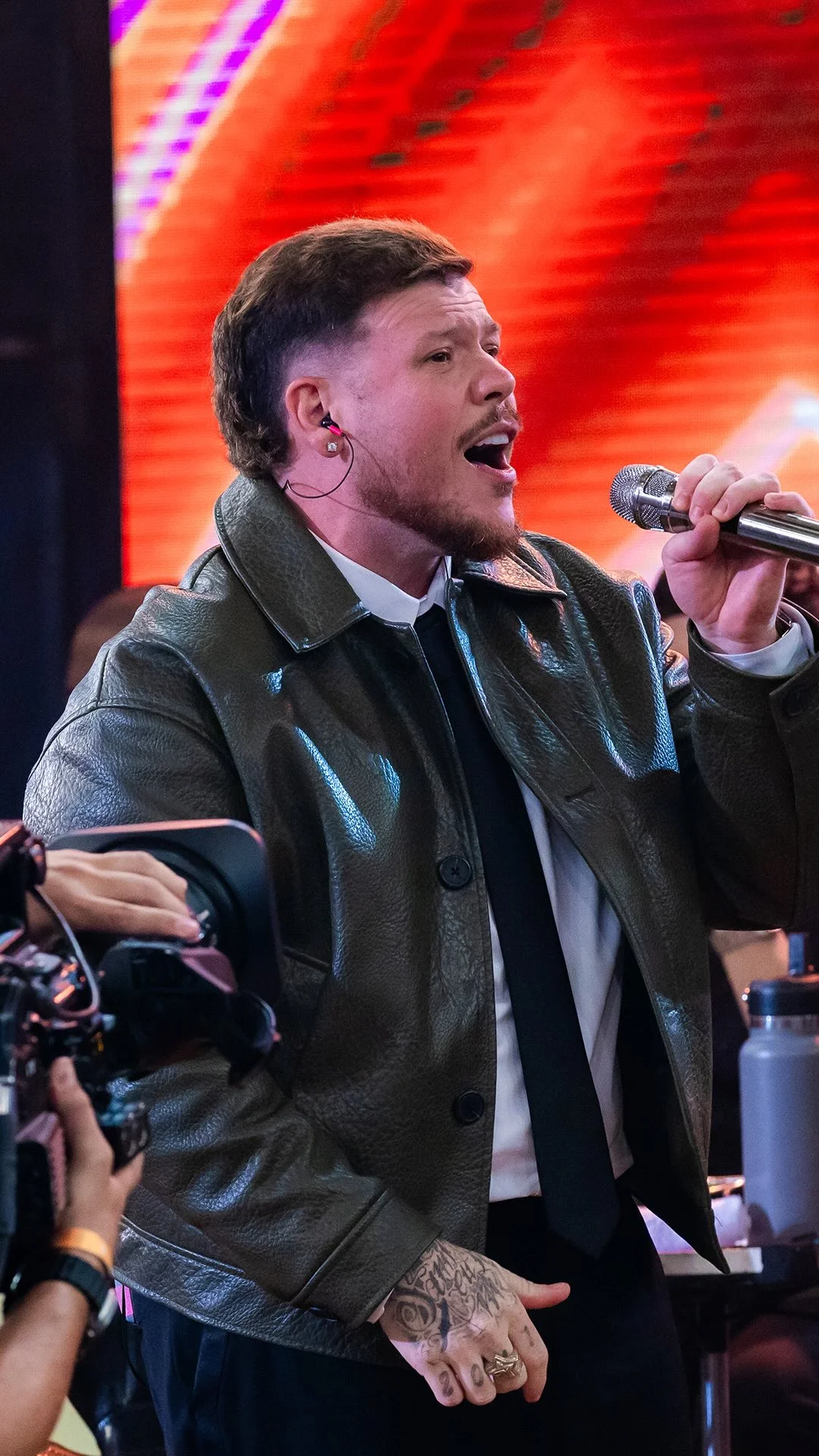 “As Vozes” que a gente não cansa de ouvir! Que momento lindo ver o Pericão e o Ferrugem dividindo o palco no #AltasHoras. A sintonia é de outro planeta e a entrega em “40 Graus de Amor” foi o ápice. O pagode agradece!