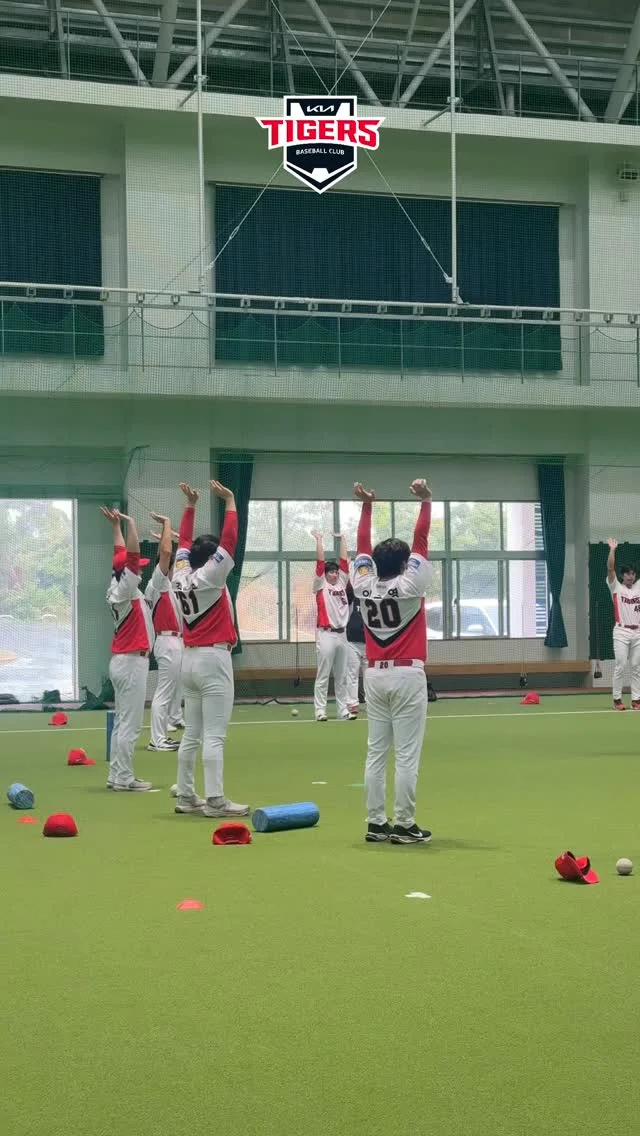 곽도규와 트레이닝 코치의 시범을 보고 이어가는 투수들의 웜업
