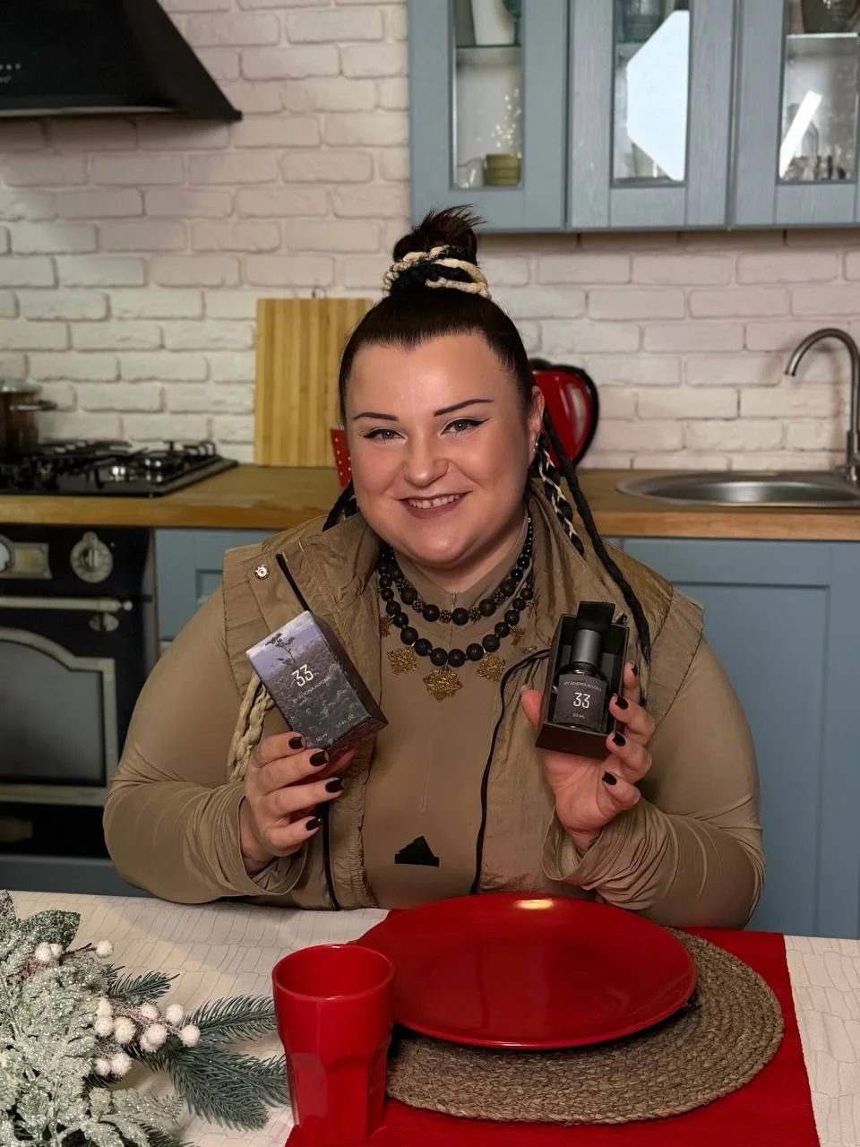 Це не просто парфум. Це відчуття, яке залишається. Теплий, глибокий аромат із нотами гречки — як спогад про поле біля мого будинку №33. Про сонце, яке лягало на колосся. Про дім, який починався не зі стін, а з запаху. Я...