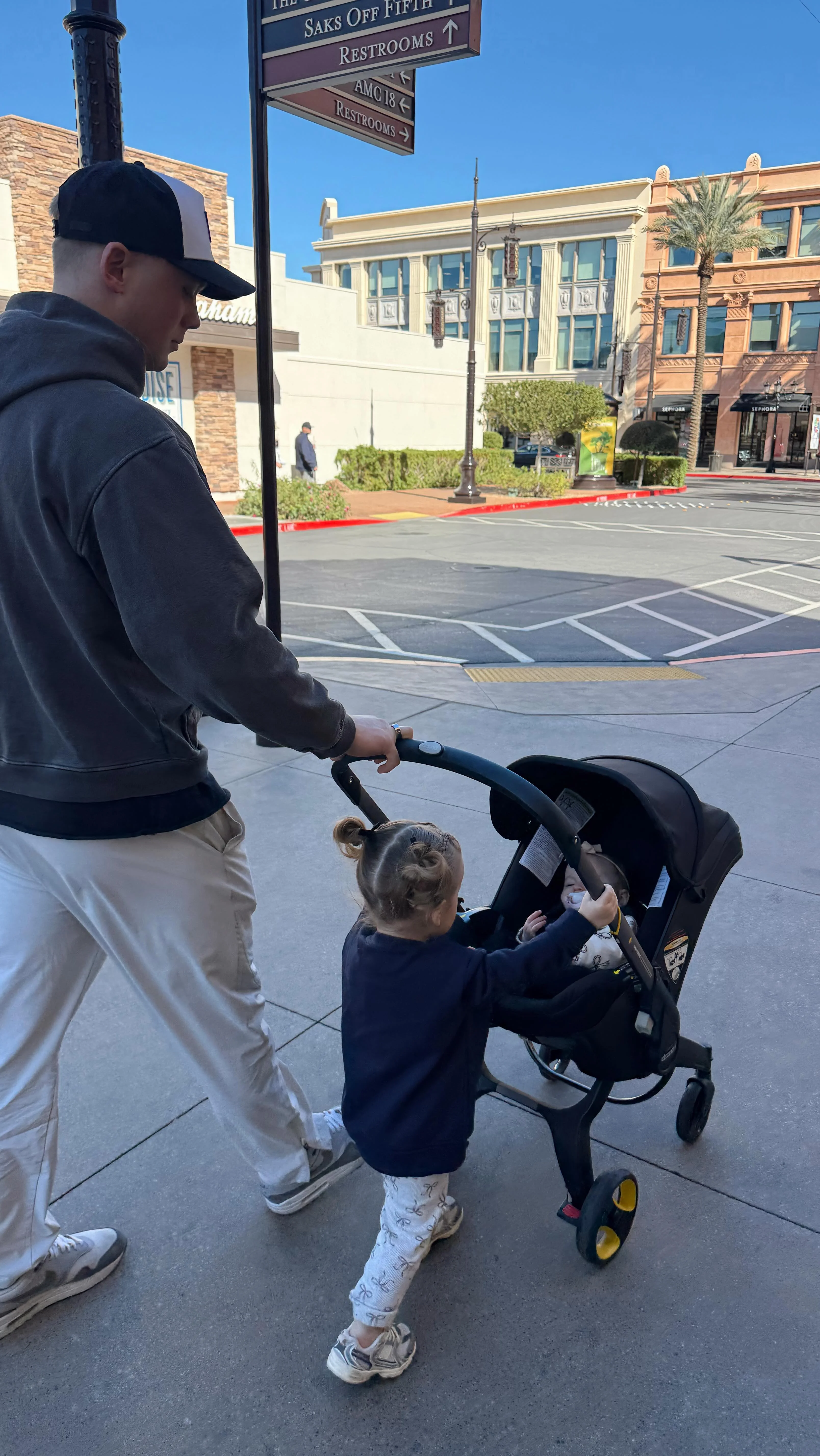 Can someone lmk if part of aquariums are animated? Seemed a bit fishy