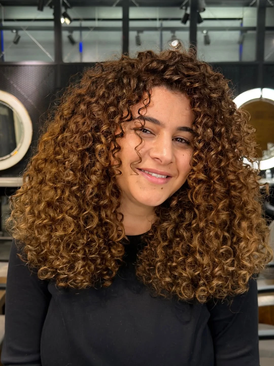 Curly hair… not messy, just misunderstood ✨ It has its own rhythm, its own mood, its own magic, and when you learn how to speak its language, it becomes everything #transformation #curly #hair #color #curl