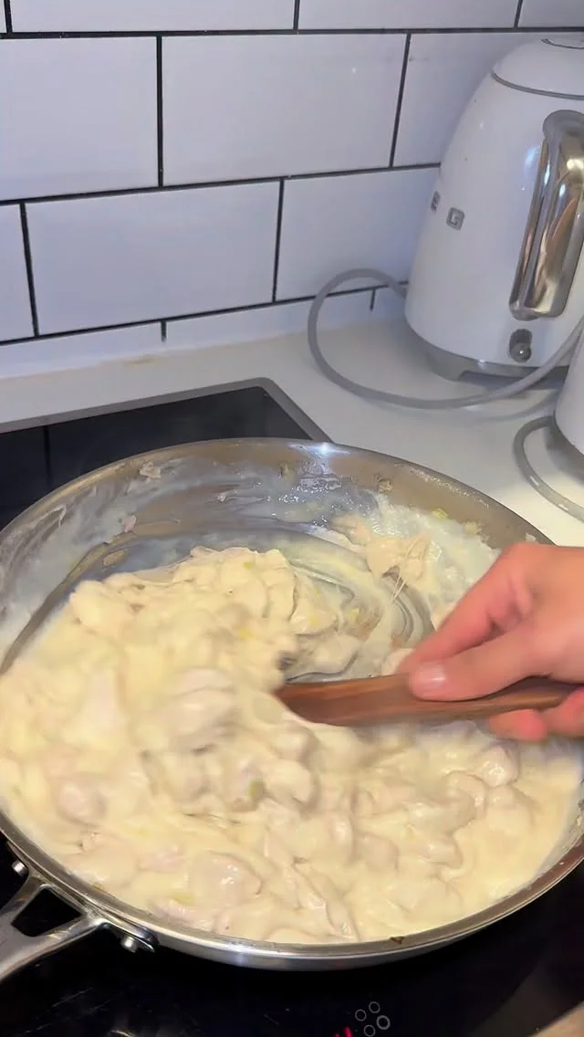 تلات حشوات للبريوات كيشهيو :الحشوة الاولى استعملت فيها الإبزار، الإبزار الأبيض، الملحة، الخرقوم، السكنجبير، التحميرة، البصل بودرة والثوم بودرة باش تعطينا نكهة قوية ولذيذة. الحشوة الثانية ديال الدجاج: بسيطة ولكن بنينة، ف...