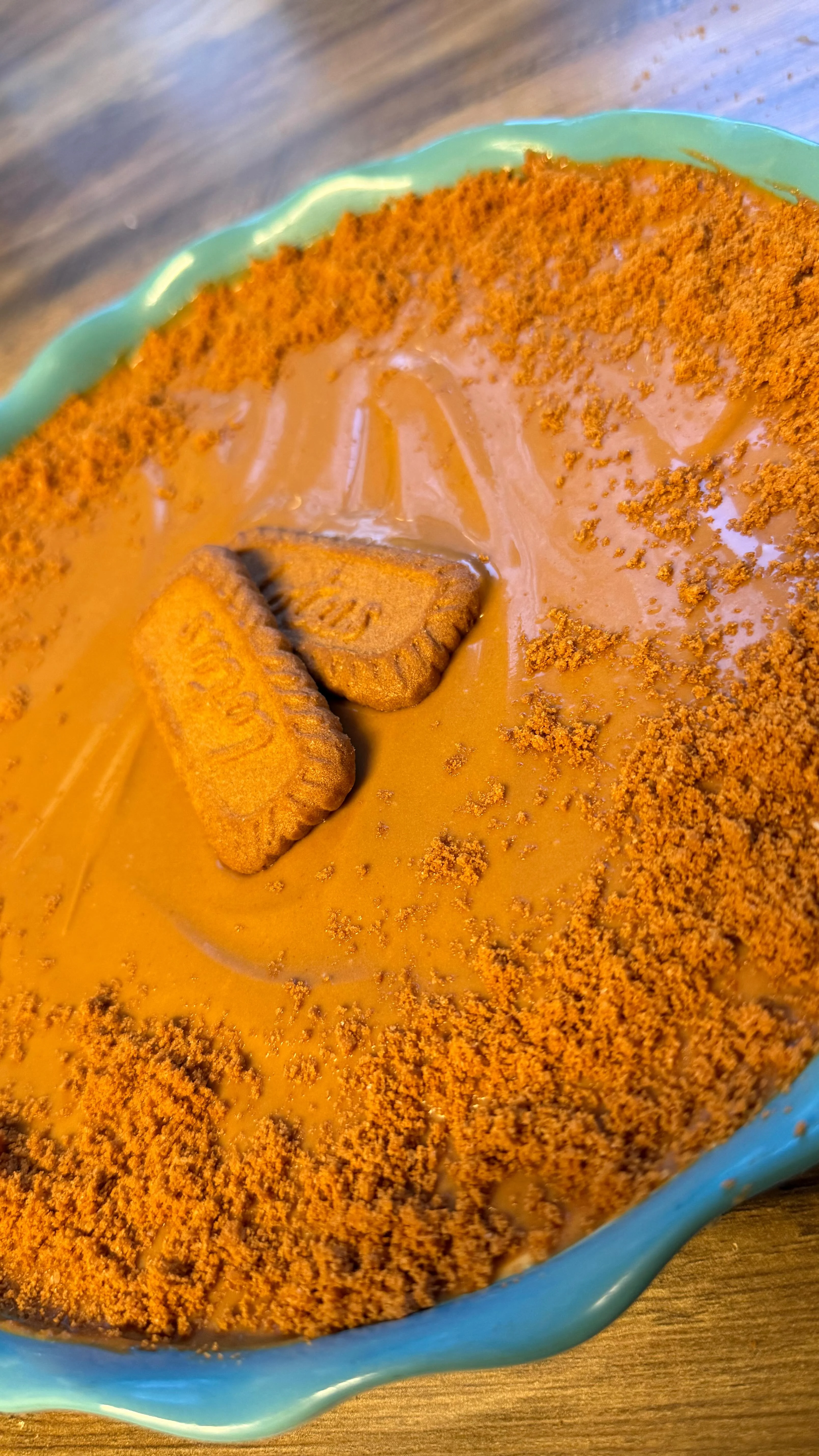 تحلية اللوتوس السهلة بدون فرن المقادير: • علبة ديال بسكوي Lotus Biscoff • 4 معالق كبار ديال كريمة اللوتوس • 300 غرام جبنة كريمي • كاس عنبة ديال الحليب • كيس فانيلا • معلقة كبيرة زبدة مذوبة • معلقة كبيرة زيت نباتية . . ....