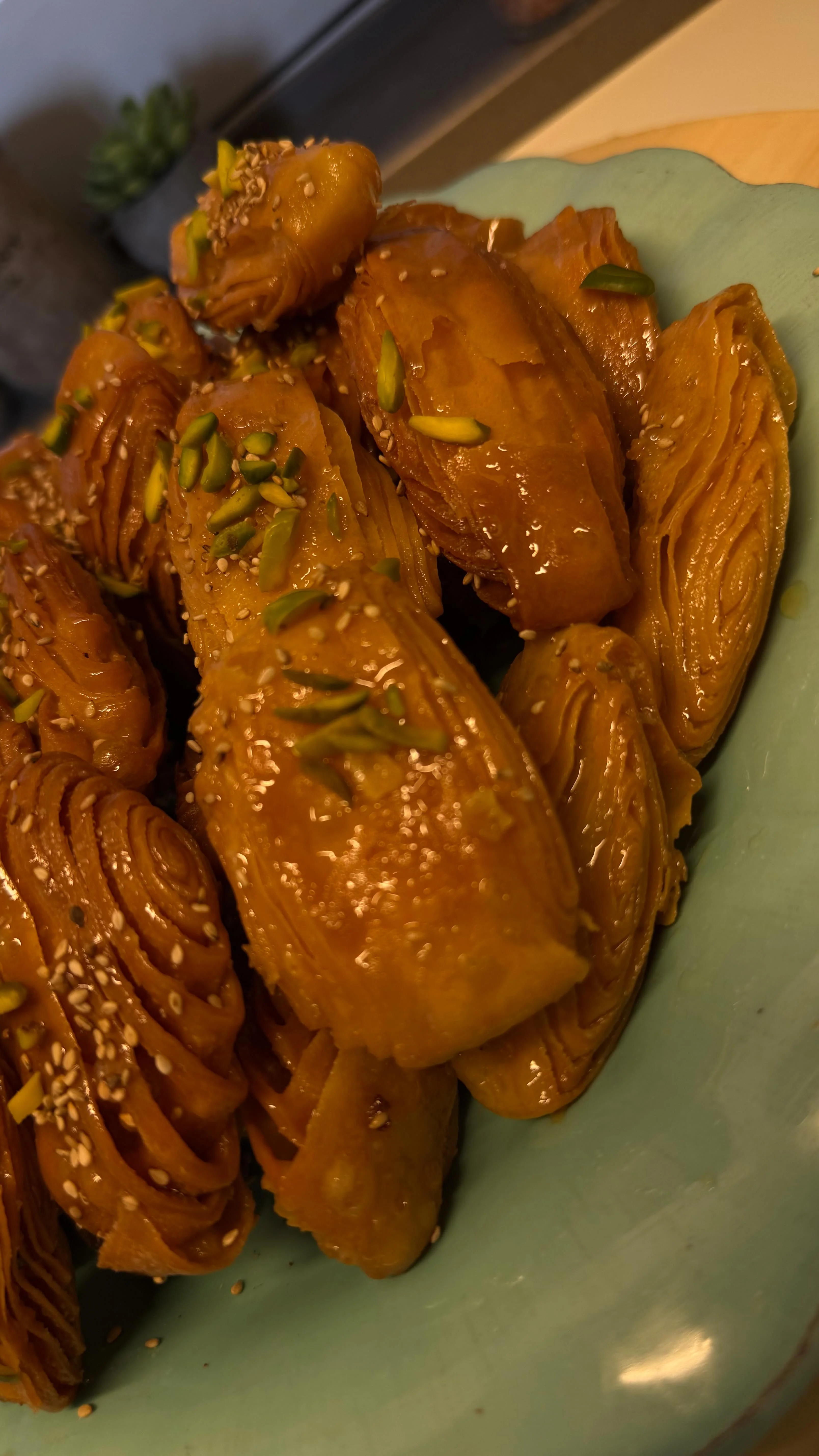 رغايف ديال العيد ✨ المقادير: • 500 غرام ديال الطحين • كاس ديال الزبدة مذوبة • جوج كيسان ديال ماء الزهر • كيس ديال الفانيليا • نصف كيس ديال الخميرة الكيميائية (يعني تقريباً نصف ملعقة صغيرة) • ملعقة صغيرة ديال الخل . . ....