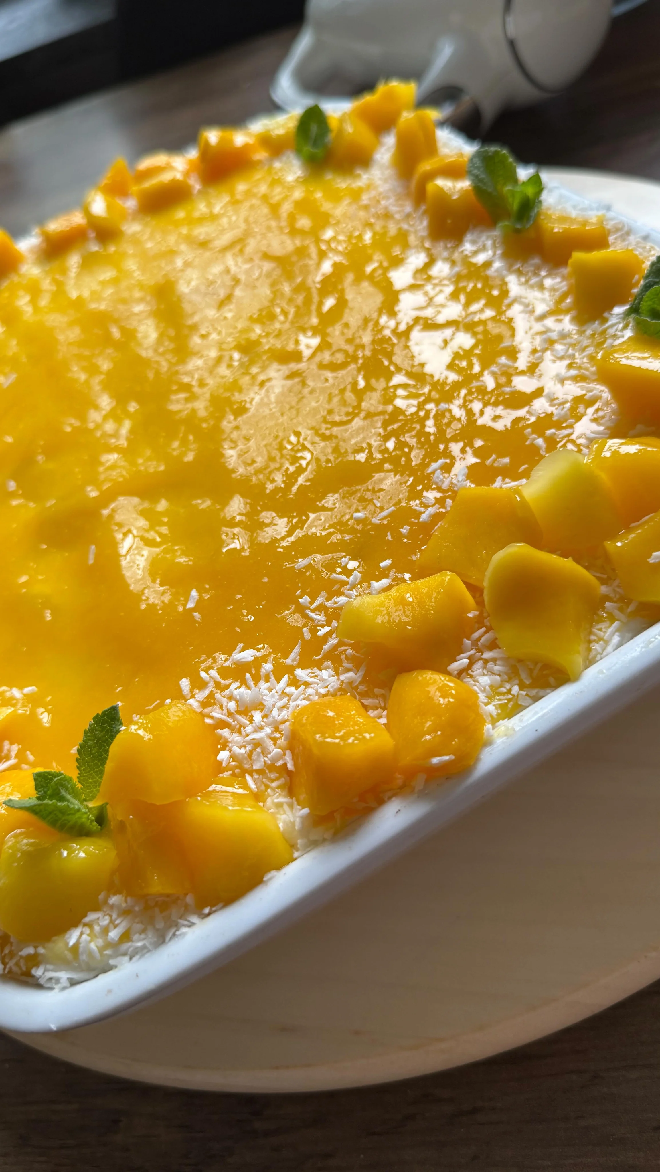 Exotic tiramisu المقادير ⬇️ : • 300 غ مانغا • 3 معالق كبار سكر ✔️ الكريمة: • 400 غ فرماج كريمي • 200 مل كريمة ديال الخفق • فاني (كيس أو معلقة صغيرة) • 2 معالق كبار سكر كلاصي ✔️ خليط تغميس البسكوي: • حليب جوز الهند • كأس...