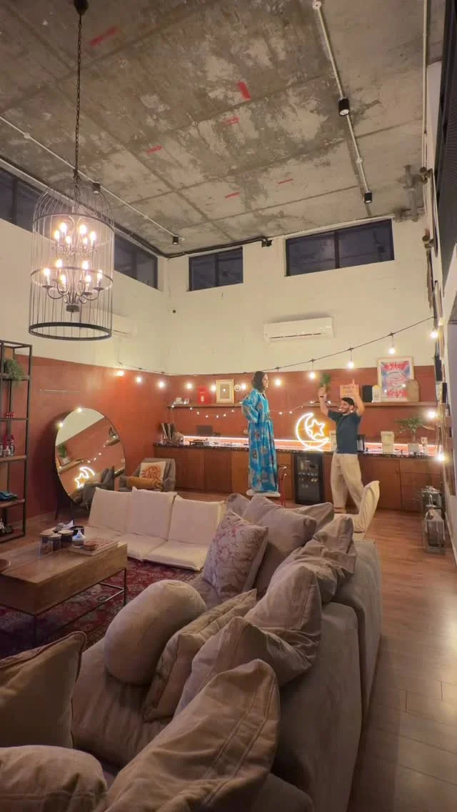 كواليس من غير نتيجة نزلت الفيديو ستوري و برامج ثانية و كل التعليقات عبارة عن " هذا بيتهم ولا مستودع" " هذا ايكيا؟" " تعيشون في كراج؟"