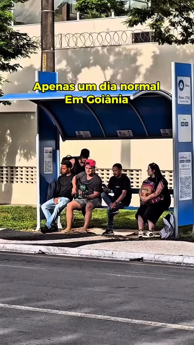 Ooooh Goiânia Você ficaria pra ouvir uma moda no ponto de ônibus? . . #phemichel #sertanejo #pontodeonibus #donaonça #goiania