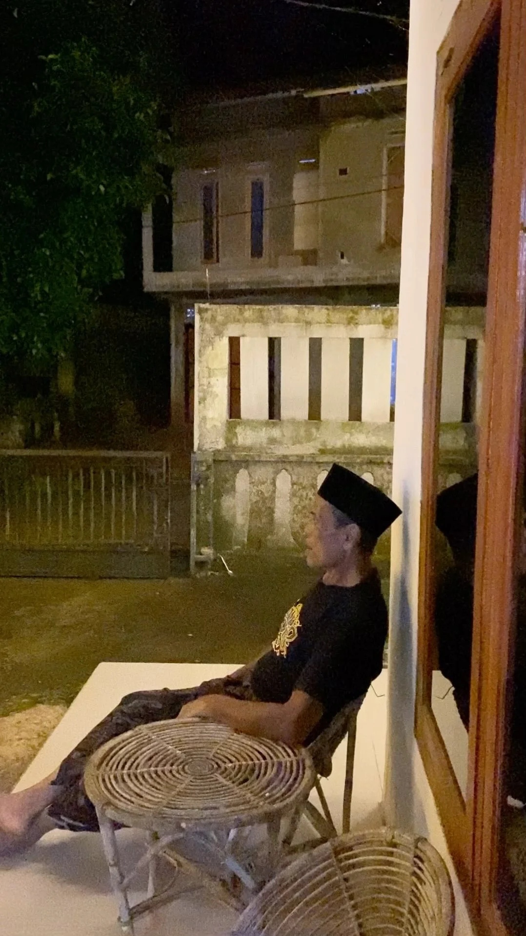 Kebiasaan suami pulang teraweh ngadem di teras rumah sambil makan makanan ringan dan malam ini Karena stok kita Dari @okesnack_jkt masih banyak jadi Mari kita ngemil