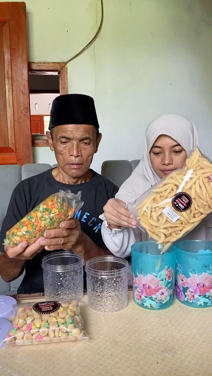 Lebaran Akan segera tiba Maasyaallah Tabarakallah alhamdulillah dan lebaran kita di temani makanan ringan Dari @okesnack_jkt