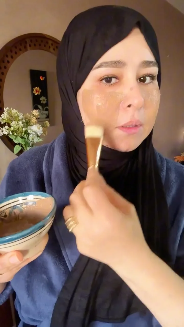 ⁨ مبروك عواشركم الاخوان ماسك العيد الخزعبلاوي : طين مغربي ( غاسول ) مسقي بالأعشاب حمص مطحون ماء الورد . . ‪@galbydermatech‬⁩