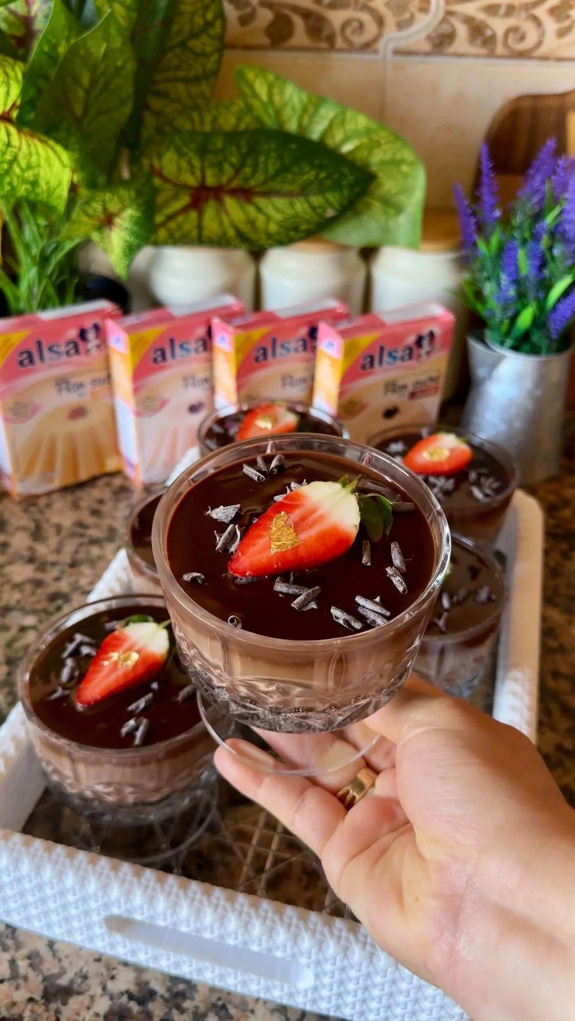 ⁨ ⁨ ⁨ ⁨ ‪‪‪‪@alsa.maroc‬‬‬‬ . . احسن فلان ممكن ذوقي في حياتك بدون بيض ، بدون فرن وتحلية معلكة بالشكلاطة مكونات الفلان : 150 غ سكر خشن للكراميل لتر حليب لتر كريمة سائلة بدون سكر 4 علب كبيرة فلان ألزا ملعقة كبيرة نشا الذر...