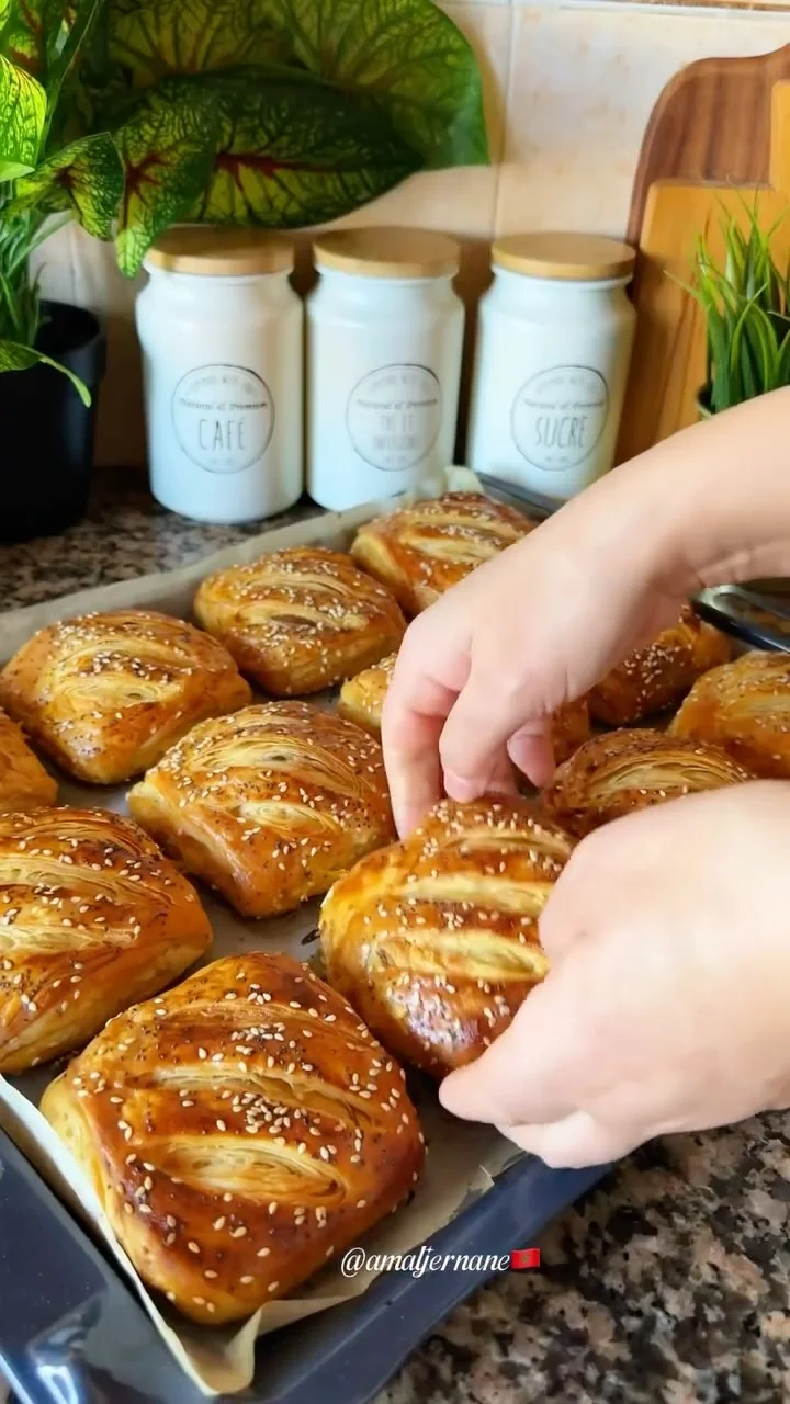 ⁨ ⁨ ⁨ مسمن معمر في الفرن بالكفتة والخضار كيحمق ضروري تجربوه المكونات : 600 غ دقيق مسمد ملعقة كبيرة سكر 2 ملاعق كبيرة زيت نباتي ملعقة صغيرة ملح ملعقة كبيرة خل كيس خميرة كيميائية الحشوة : 300 غ لحم مفروم فلافل ألوان بصلة...