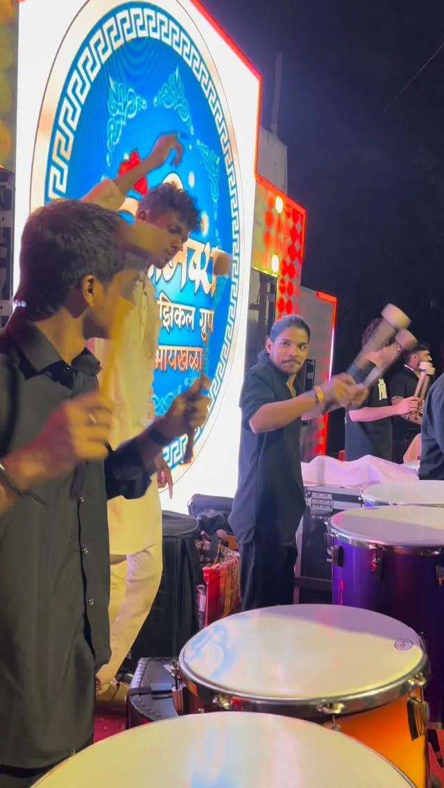 WITH GURU . ROTOKING . #ajinkyamusicalgroup #amandahigaonkar #omtemkar #jayeshchiplunkar #banjolover❤️