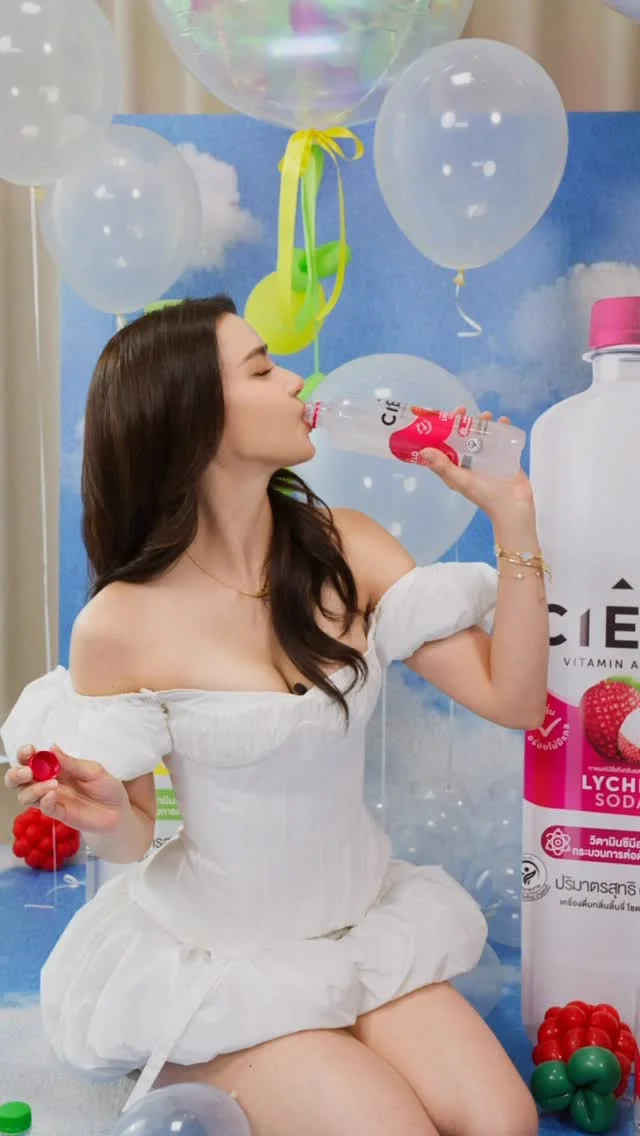 ด้าตื่นเต้นมากๆเลยค่ะ ที่ได้เป็นส่วนหนึ่งของครอบครัว Cielo 🩵
โซดาเจนใหม่ ที่เอนจอยได้แบบไม่รู้สึกผิด

สดชื่น และ เพอร์เฟ็กกับไลฟ์สไตล์ในทุกวันของด้า ✨
และยังมีวิตามิน C และ A สารต้านอนุมูลอิสระ ไม่มีน้ำตาล 0 แคลลอรี่ และไม่มีสีสังเคราะห์

ทำให้ด้าเอนจอยได้เต็มที่ แบบไม่รู้สึกผิดเลยค่ะ 🩷🩵💚🫧

ทุกคนพร้อมจะเอนจอย แบบไม่รู้สึกผิด ไปกับด้ามั้ยคะ?
#Cieloเอนจอยแบบไม่รู้สึกผิด #CieloThailand