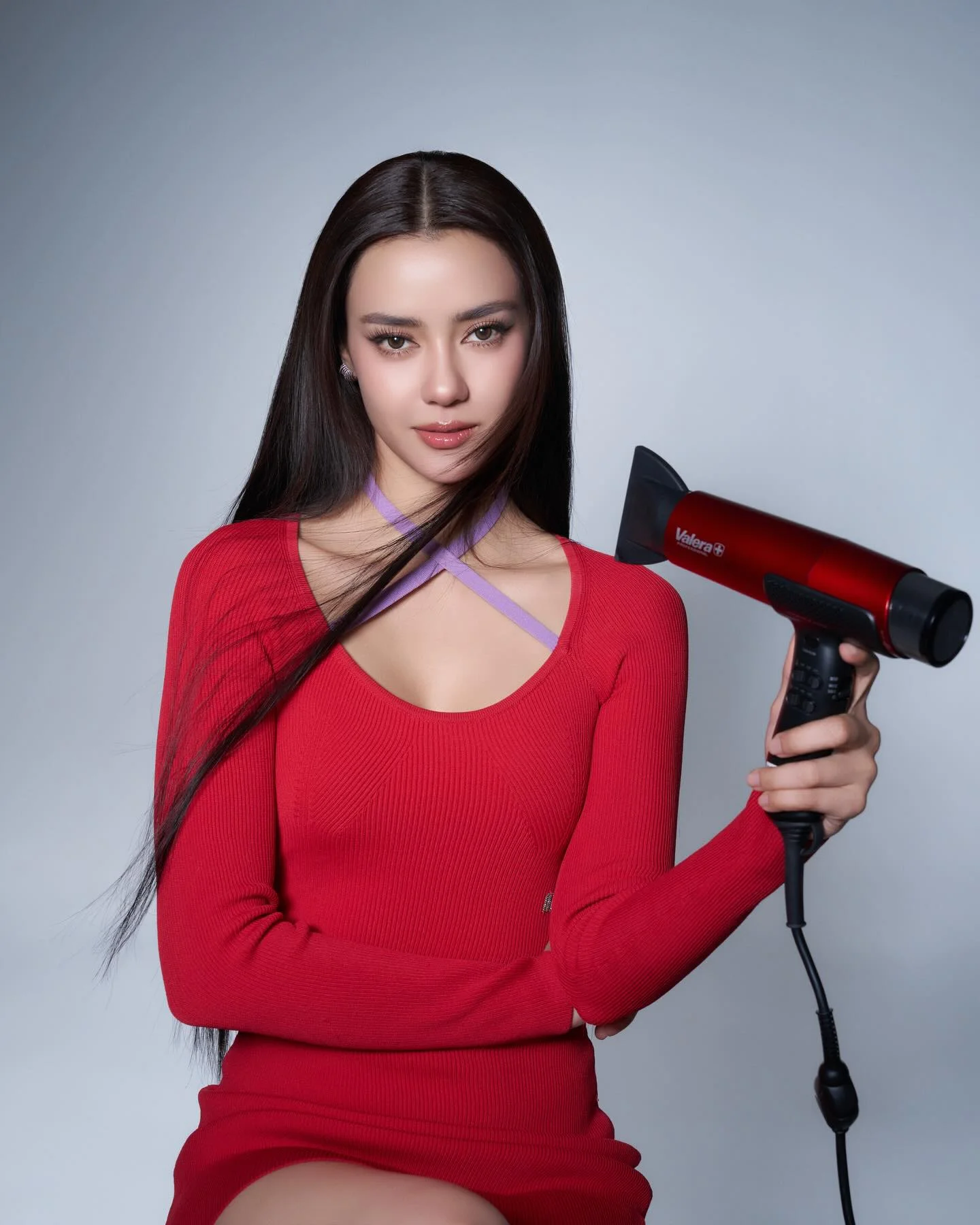 Valera – The Real Red ผมสวยด้วยแดงสวิส 🌹✨ แบรนด์อุปกรณ์ดูแลเส้นผมระดับพรีเมียมที่ด้าเลิฟมากตอนนี้ ❤️

ด้าใช้ Valera Matrixcare AI ตัวนี้เลย 
มีเทคโนโลยี AI ที่จำการตั้งค่าครั้งล่าสุดได้ ใช้ง่ายมาก พลังลมแรง แต่ผมไม่แห้งเสีย ไม่ชี้ฟู ผมสวยเหมือนมีช่างมาทำให้เลยค่ะ ✨

ใครอยากมีผมสวยแบบด้า ต้อง Valera เลยค่ะ 💋🥰

#ValeraswissThailand #ValeraHairSpecialist #SwissMade #Valeraxamanda