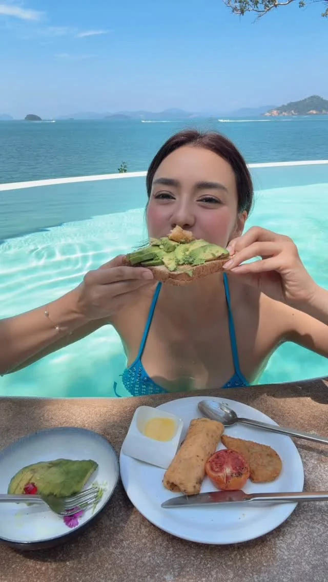 Floating breakfast with a view 🏝️