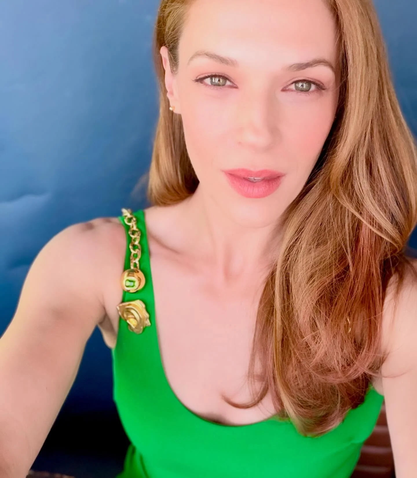 Instagram post by @amanda.righetti (DV_YdFllIvt).