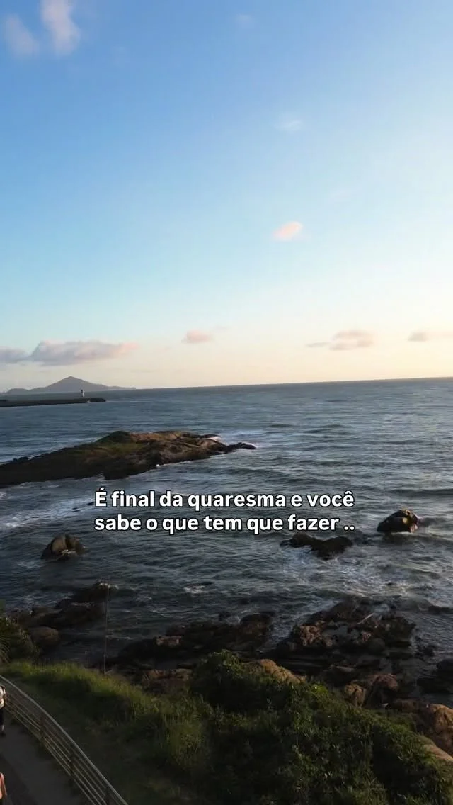 Estamos entrando nos momentos mais profundos da Quaresma.

A Igreja não nos convida apenas a lembrar… mas a viver.
Viver cada passo de Jesus.
Sentir o peso da Cruz.
Silenciar o coração.
Permitir que aquilo que ainda não morreu em nós… finalmente morra.

Essa não é uma semana comum.
É uma semana de decisão.

Ou você passa por ela como mais um período…
ou você atravessa essa semana como quem sobe ao Calvário com Cristo.

Aqui não existe superficialidade.
Aqui é entrega.
Aqui é confronto.
Aqui é amor levado até as últimas consequências.

Jesus não economizou nada por você.
Ele não amou pela metade.
Ele não recuou diante da dor.

E agora… Ele te convida:
“Vem.”

Vem vigiar.
Vem rezar.
Vem permanecer.

Porque só quem permanece na Cruz…
experimenta a força da Ressurreição.

✨ Como dizia São Padre Pio:
“É na dor que se aprende a amar.”

Essa semana vai revelar muito.
Vai revelar o quanto você ama…
e o quanto ainda precisa aprender a amar.

Não fuja.
Não distraia o coração.
Não negocie com a superficialidade.

Entre.

Entre com tudo.

Porque quem vive profundamente a Cruz…
não volta o mesmo.
E você? Aceita?

Vídeo da caminhada penitencial da @juventude.ppsc