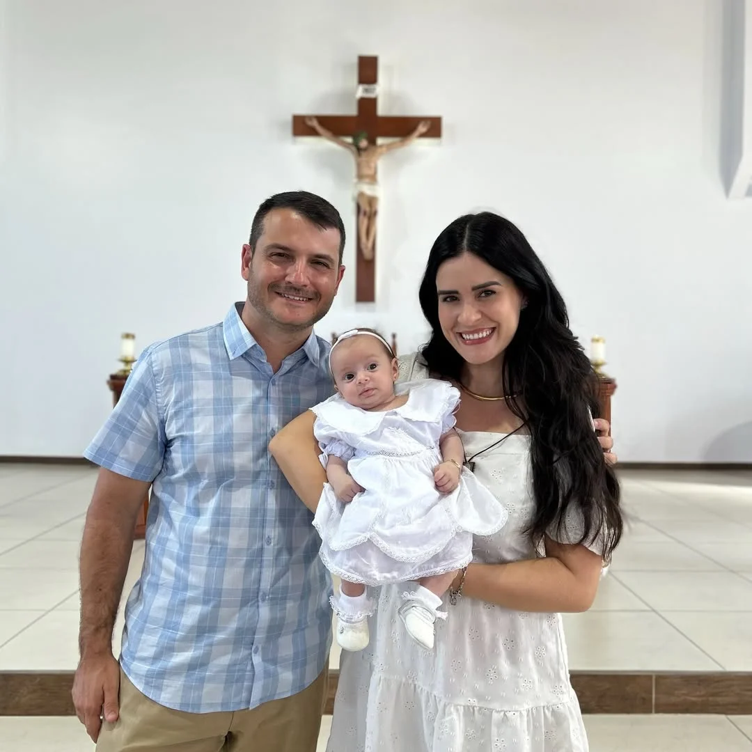Hoje o céu tocou a terra… 🤍✨

Minha afilhada Clara recebeu o Santo Batismo e, com ele, nasceu para uma vida nova em Deus. Que alegria poder testemunhar esse momento tão sagrado e assumir diante do Senhor a missão de caminhar com você na fé, te ensinar a amar Jesus e nunca soltar da mão d’Ele.

Clara, que sua vida seja luz, pureza e presença de Deus por onde você passar. Que Nossa Senhora te cubra com seu manto e te conduza sempre no caminho do céu.

Rezem por ela! 🙏✨
E me conta aqui nos comentários: você lembra qual o dia do seu batismo? 💬