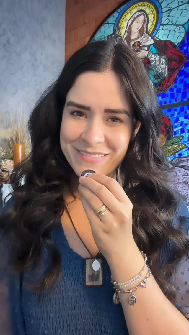 Você já se sentiu julgado(a) ou incompreendido(a), mesmo estando na verdade?

📖 Susana também viveu isso. Inocente, foi acusada e condenada… mas ela não se calou diante da injustiça. Ela clamou ao Senhor e Deus escutou a sua voz.

Hoje faça também essa oração com fé: Deus conhece o seu coração, vê a sua dor e sabe da sua verdade. Nenhuma injustiça é maior que o poder da oração.

👉 Escreva nos comentários: “Senhor, escutai a minha voz.”

Se você quer rezar junto comigo e com toda a minha família, escreva FAMÍLIA que eu te mando o link da live desta manhã.
Curta a live agora e coloque este vídeo nos status e nos stories para mais pessoas serem alcançadas.