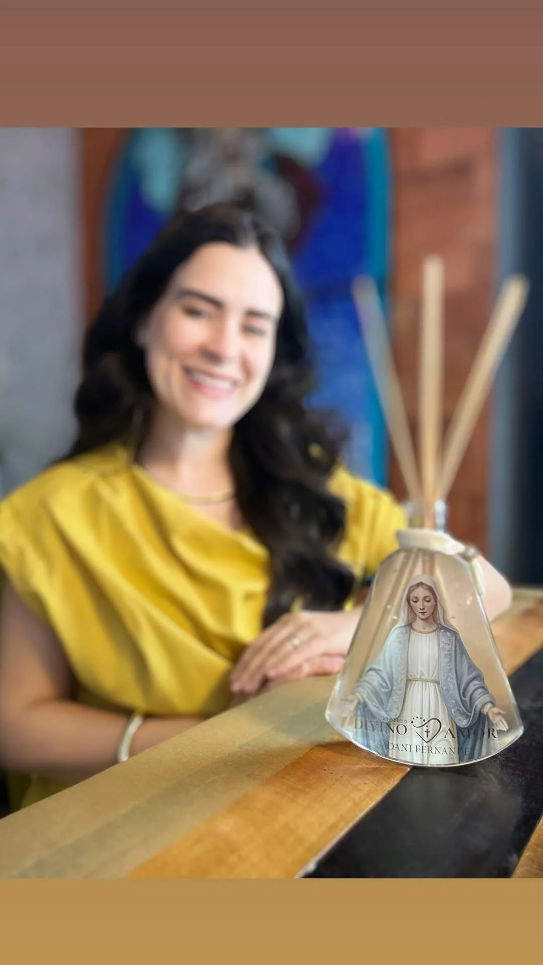 Você já entrou em uma casa muito simples… mas se sentiu profundamente acolhido?

Talvez o sofá fosse antigo, a pintura estivesse descascando, a mesa pequena… mas havia algo ali que nenhuma riqueza consegue comprar: amor.

O café era simples, mas servido com alegria.
A conversa era sincera.
O olhar era atento.
A pessoa fazia questão da sua presença.

E então você percebe uma grande verdade:
não é a casa que acolhe… é o coração de quem mora nela.

Existem lugares luxuosos onde nos sentimos desconfortáveis, como se estivéssemos atrapalhando.
E existem lares humildes onde sentimos paz e vontade de permanecer.

No fim, o que fica na memória não é o tamanho da sala nem o valor dos móveis.
O que permanece é o carinho recebido.

Porque onde existe amor, existe presença.
E onde existe presença… Deus habita.

-
-
Difusor para deixar sua casa cheirosa é da @divinoamor__oficial