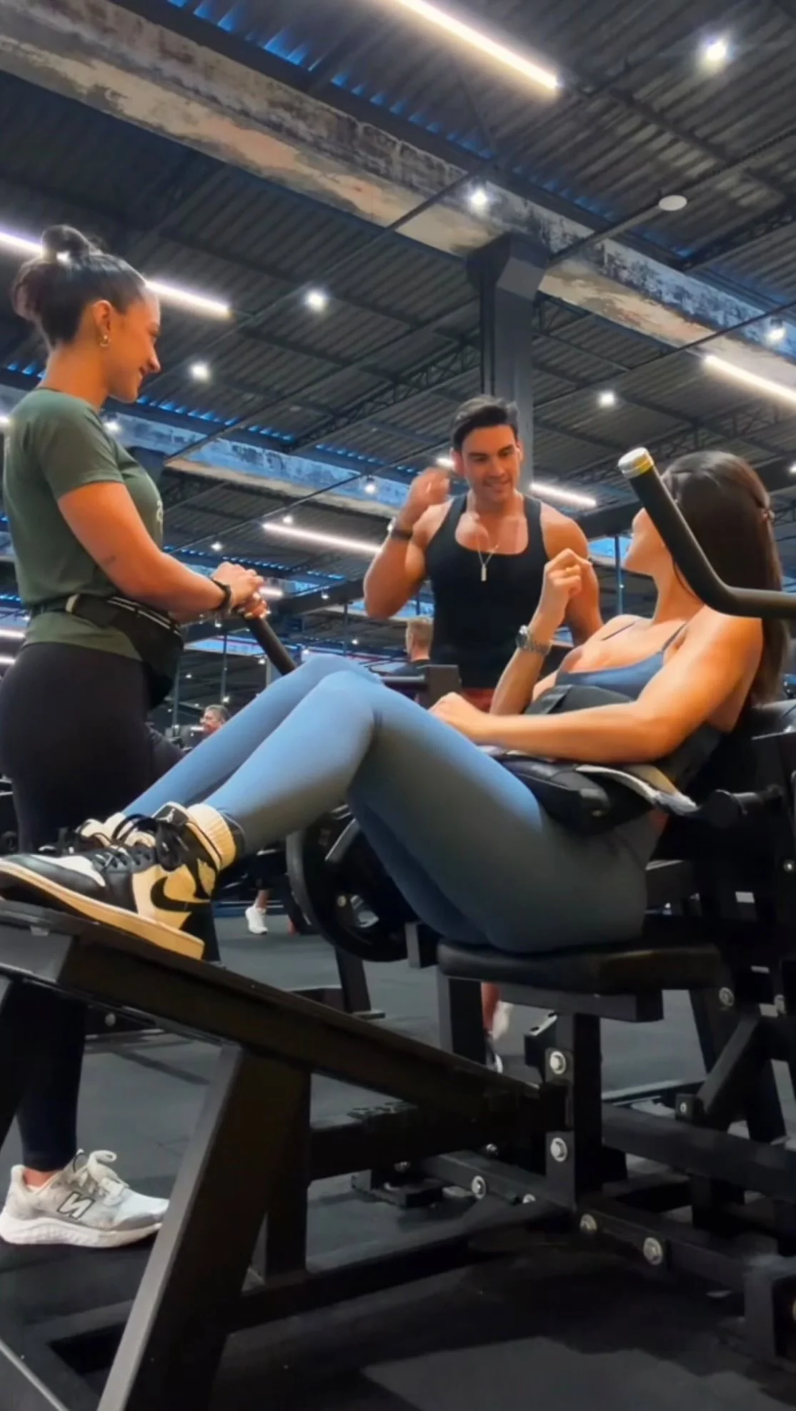 Mais um episódio da nossa novelinha procês! Haha Cada treino é um FLASH! @robertapmendes_ - meu caso de amor e ód|o ❤️‍ • • Lookinho - @prusse__oficial Cupom: AMANDACURVELO