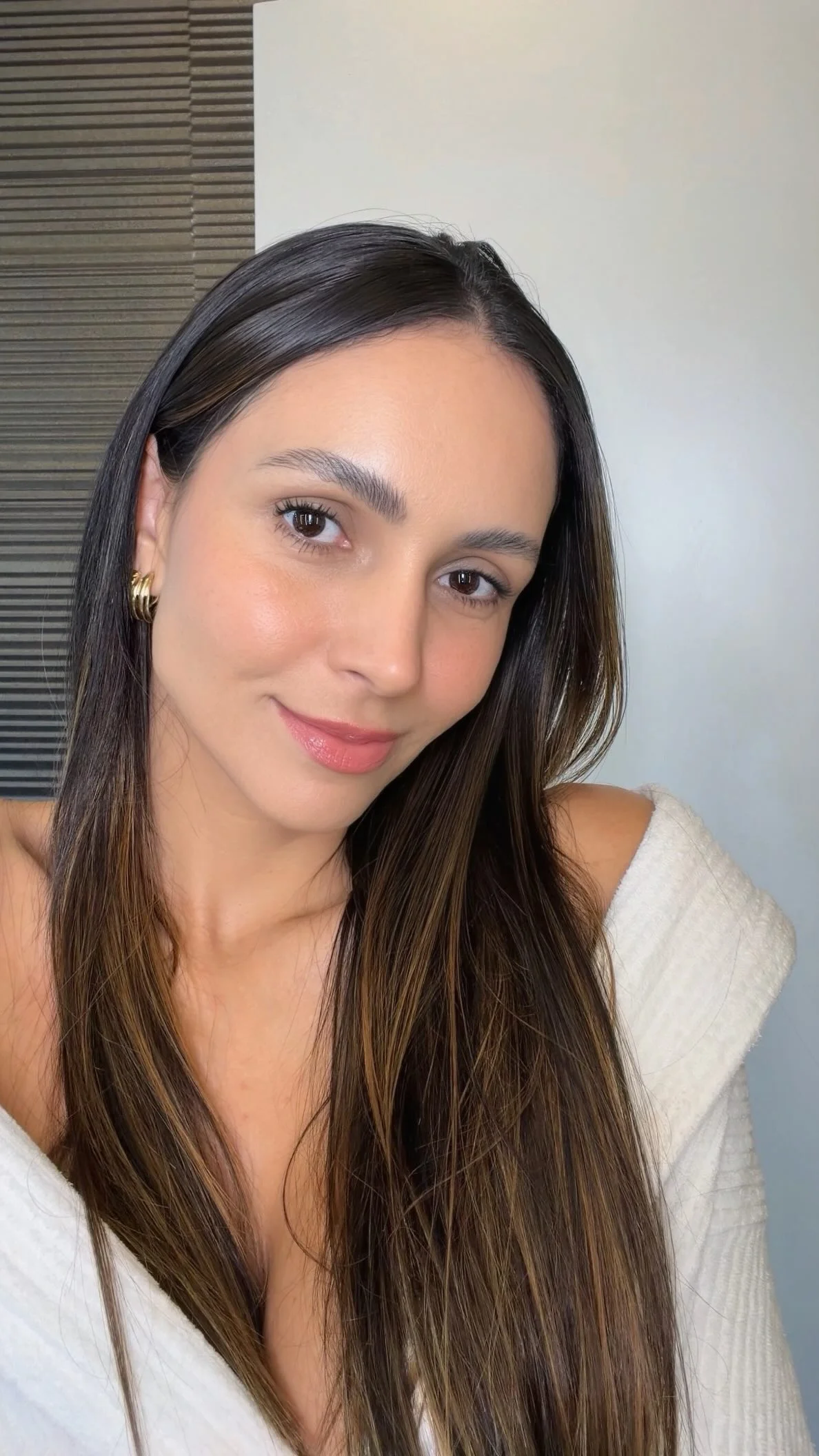 Cada vez gosto mais de uma pele leve, hidratada e bem cuidada no dia a dia Essa tem sido minha rotina pra deixar a pele natural, protegida e com aquele glow saudável ✨ • • #rotinadepele #skincarenatural #belezanatural #...