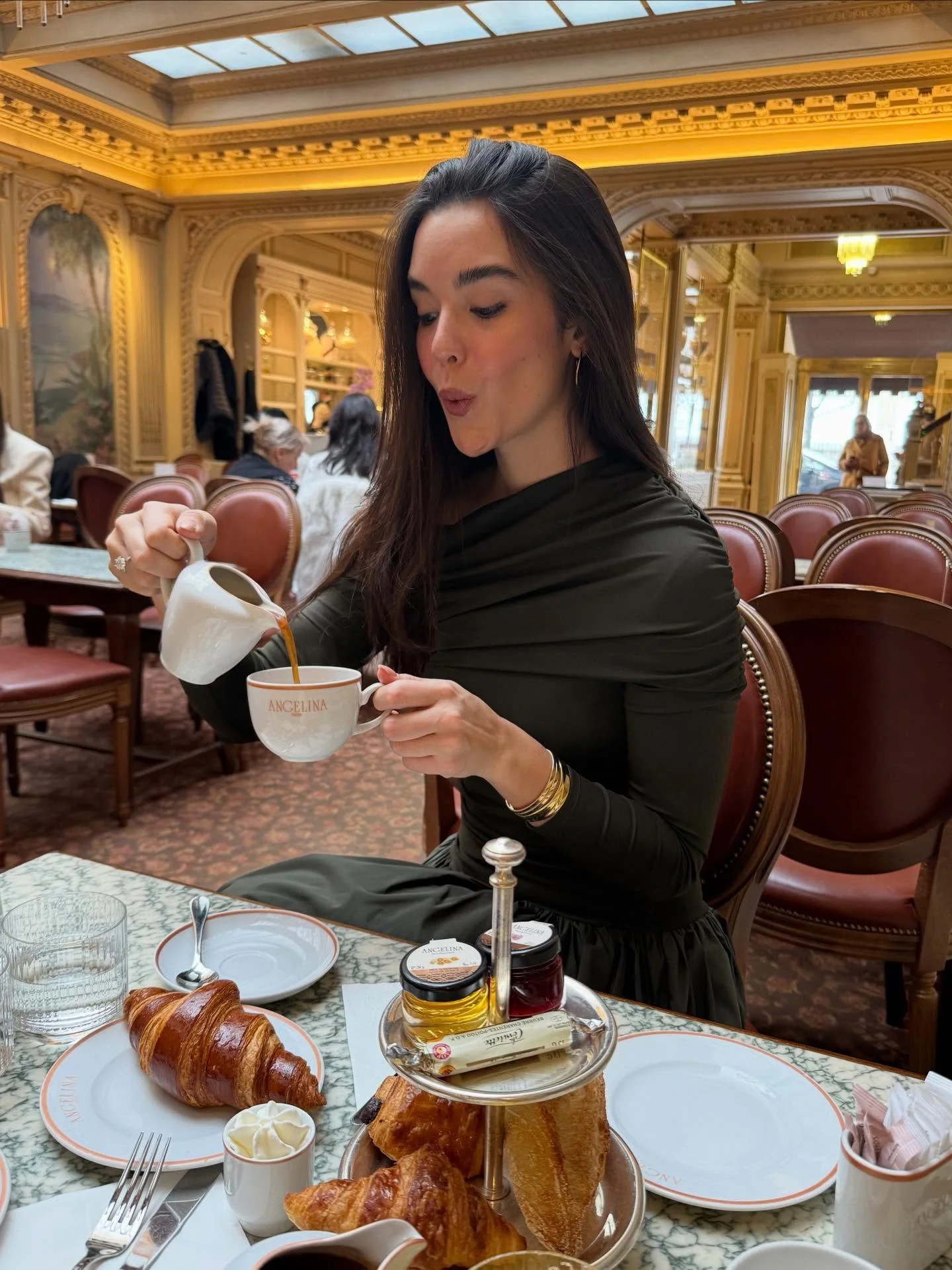 Del timbo al tamboooo <3 

Que días taaaan locos, aún siento que estoy cayendo en cuenta de todo lo que pasó estas últimas semanas!!!

a veces no es fácil tener nuestra mente en momento presente cuando vivimos cosas que siempre hemos soñado, pero es lindísimo darte cuenta que has trabajado algo por años, luego estás allí en carne propia viviéndolo y eres consciente del valor que tiene♥️ 

Así que trato de vivir estos momentos así de lúcidos *** poniéndole highlight a cada detalle 

yyy los inflatables, porque puedo estar cumpliendo un sueño en cualquier ciudad del mundo, puedo estar del timboo al tambooo, pero siempre con @esika.oficial <3 pd estoy enamorada de este tono del Hidragel, ya no lo sueltoooo!!! 

NSOC37125-25CO
#Publicidad #PaidPartnership
Salud es belleza – 2415112002D00092
Lea la etiqueta del producto antes de su uso