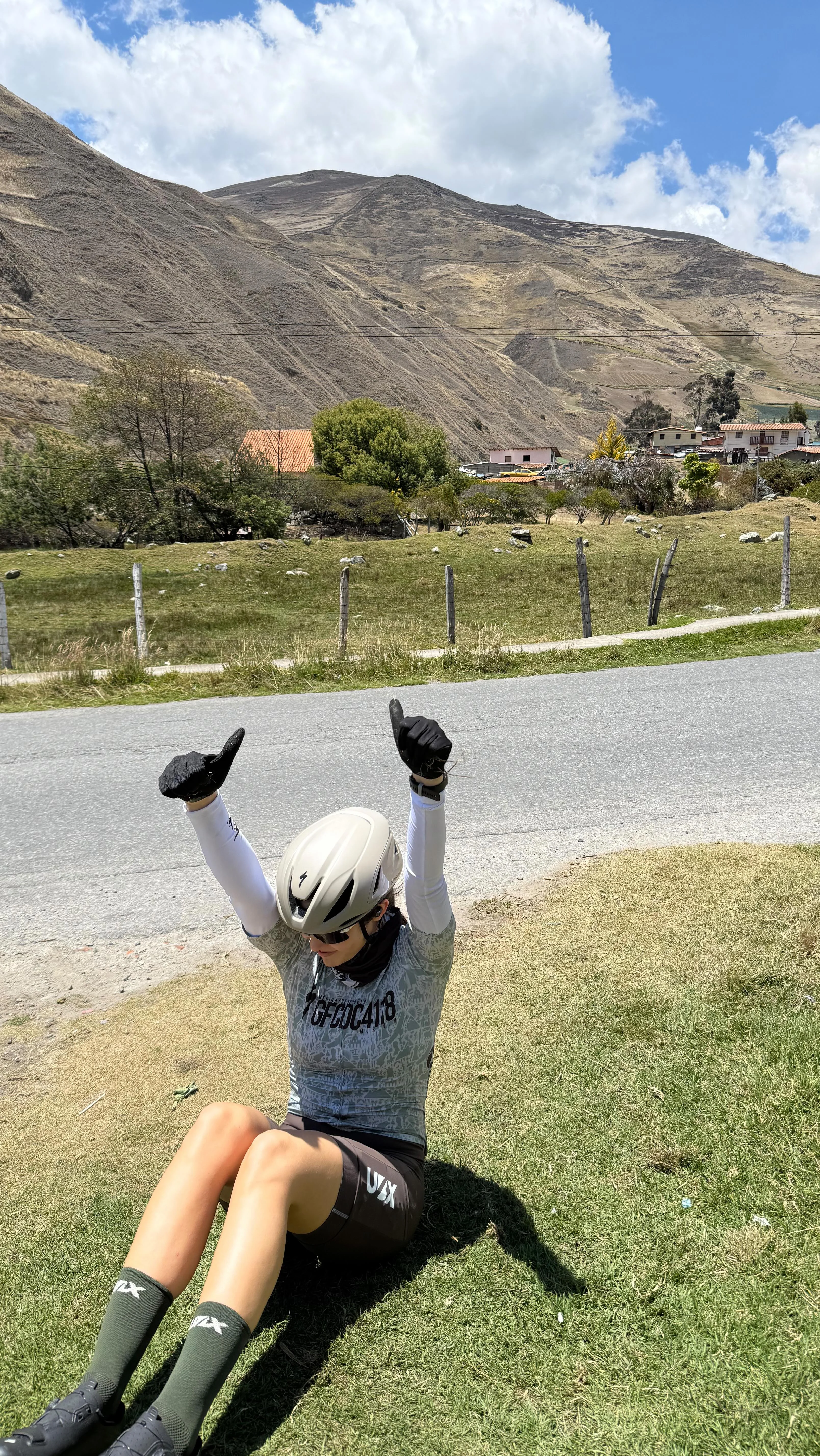 Que nervioooss mañana vamos por 80k en mi tercera vez haciendo este fondo para llegar al punto más altooo de la carretera venezolana!! 

El Gran Fondo Collado del Cóndor logró el año pasado el Récord Guinness a la carrera en bici con el ascenso más largo del mundooo!!🇻🇪♥️ 

Este año va a ser muy especial (y retador) también!!!
Gracias por retarme año tras añoo @bancamiga @ultrabikex